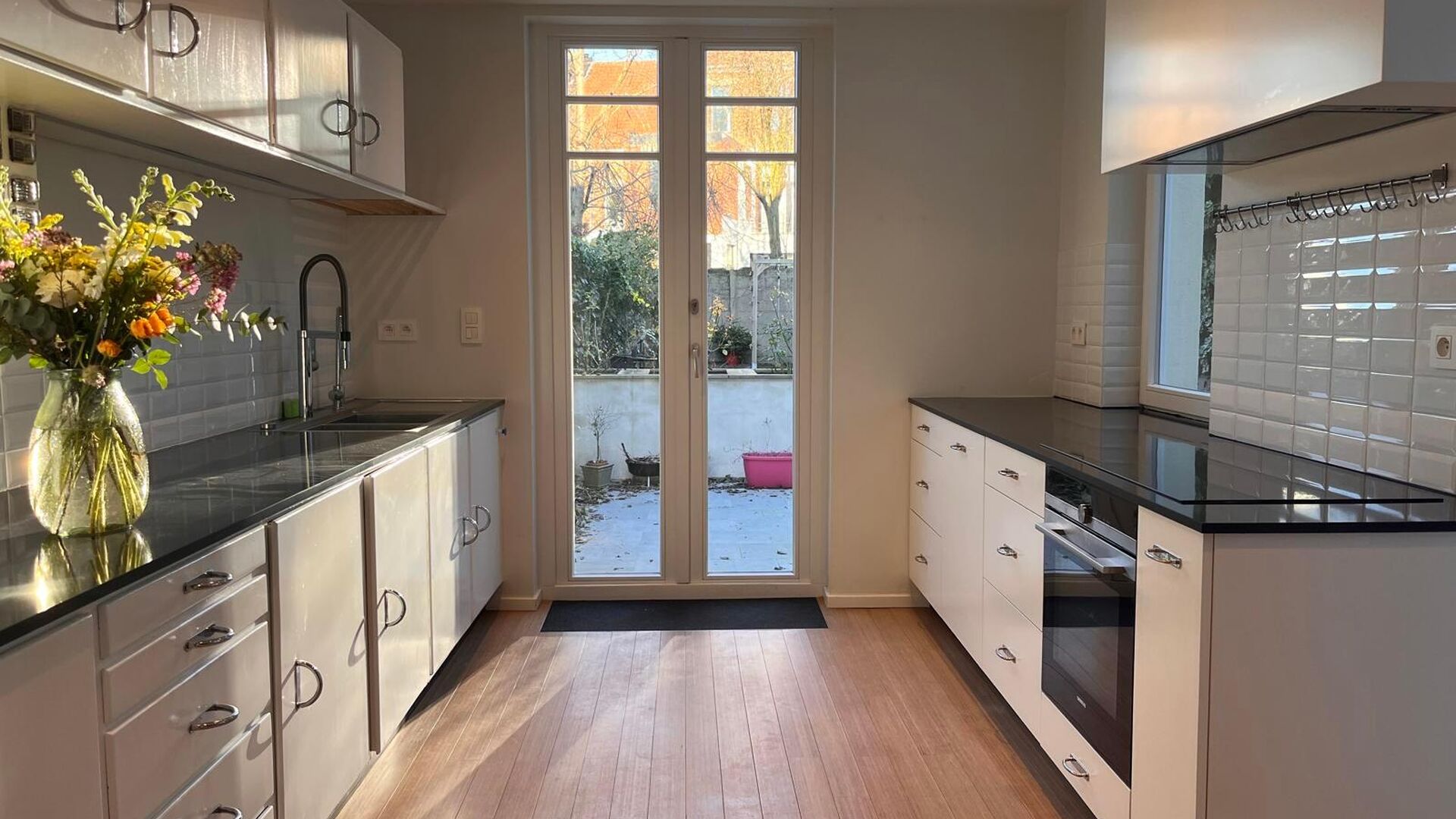 This nice beautifully renovated middle-class house with modernist architecture is located in one of Leuven's nicest neighbourhoods within the ring road, the Nieuw Kwartier. Practical entrance hall with storage cupboard, separate toilet with access to cell