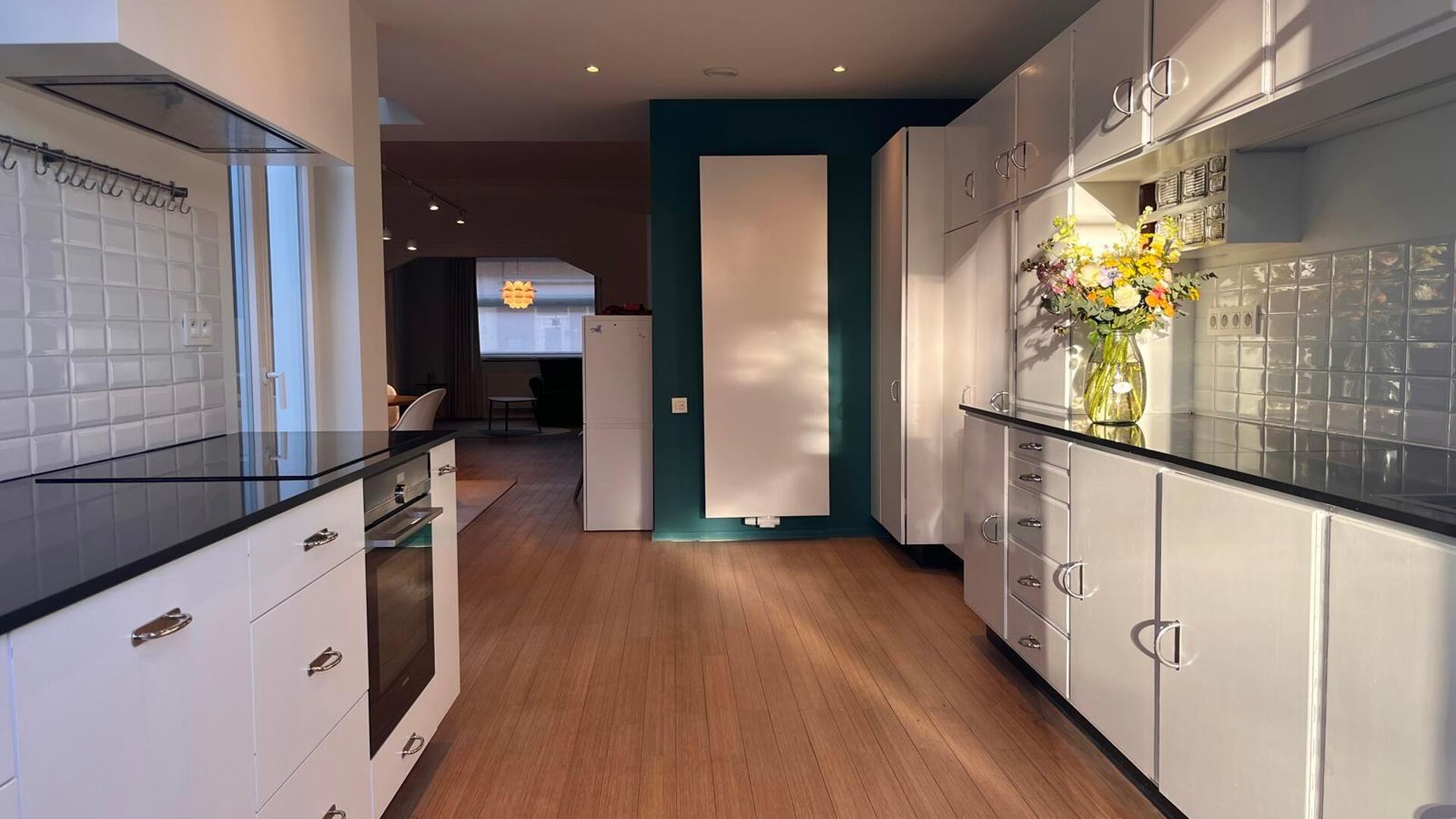This nice beautifully renovated middle-class house with modernist architecture is located in one of Leuven's nicest neighbourhoods within the ring road, the Nieuw Kwartier. Practical entrance hall with storage cupboard, separate toilet with access to cell