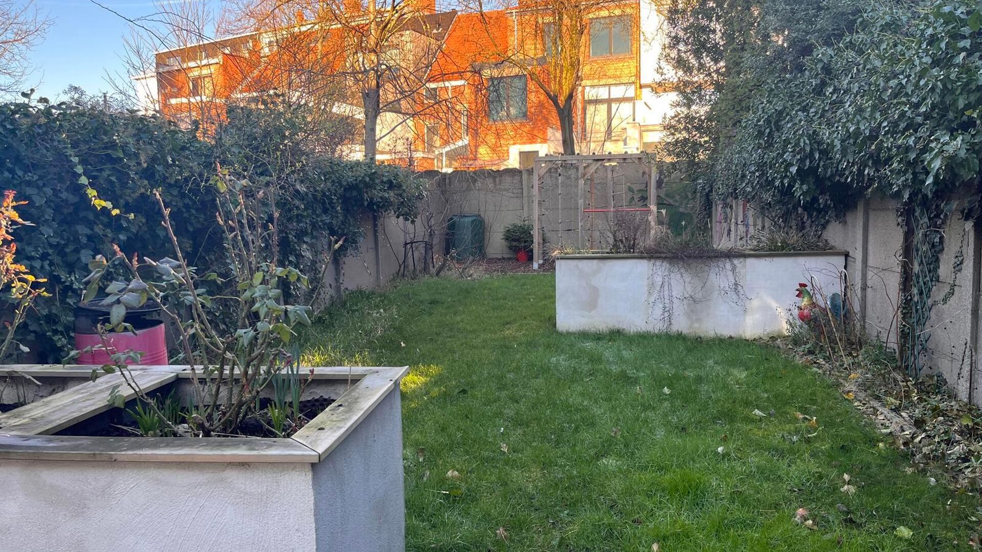 This nice beautifully renovated middle-class house with modernist architecture is located in one of Leuven's nicest neighbourhoods within the ring road, the Nieuw Kwartier. Practical entrance hall with storage cupboard, separate toilet with access to cell