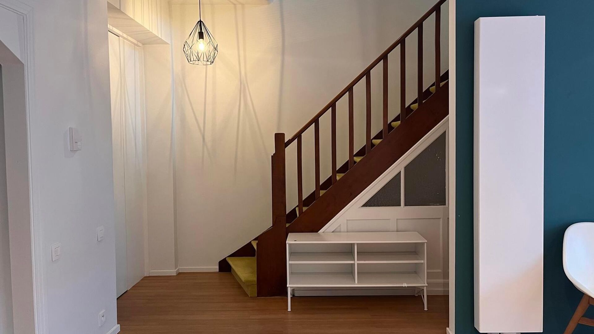 This nice beautifully renovated middle-class house with modernist architecture is located in one of Leuven's nicest neighbourhoods within the ring road, the Nieuw Kwartier. Practical entrance hall with storage cupboard, separate toilet with access to cell