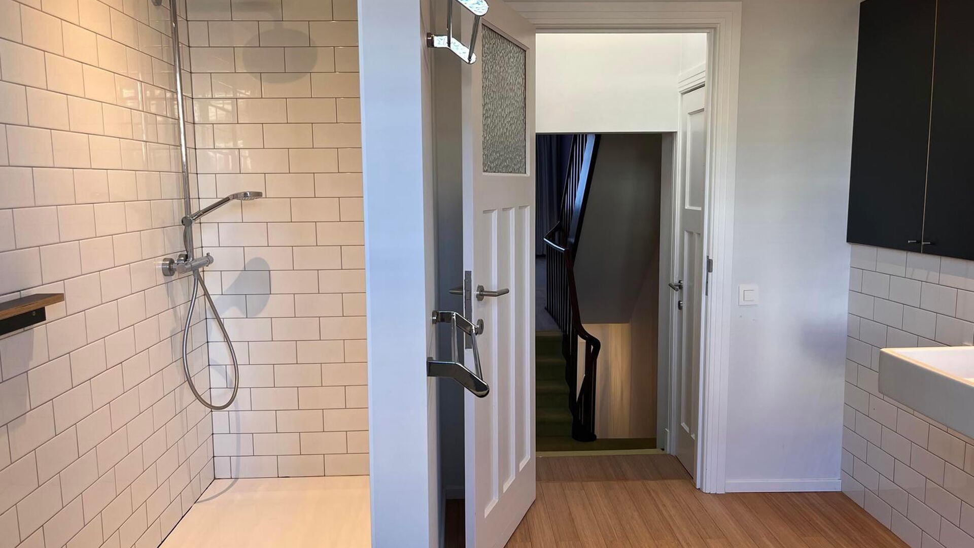 This nice beautifully renovated middle-class house with modernist architecture is located in one of Leuven's nicest neighbourhoods within the ring road, the Nieuw Kwartier. Practical entrance hall with storage cupboard, separate toilet with access to cell
