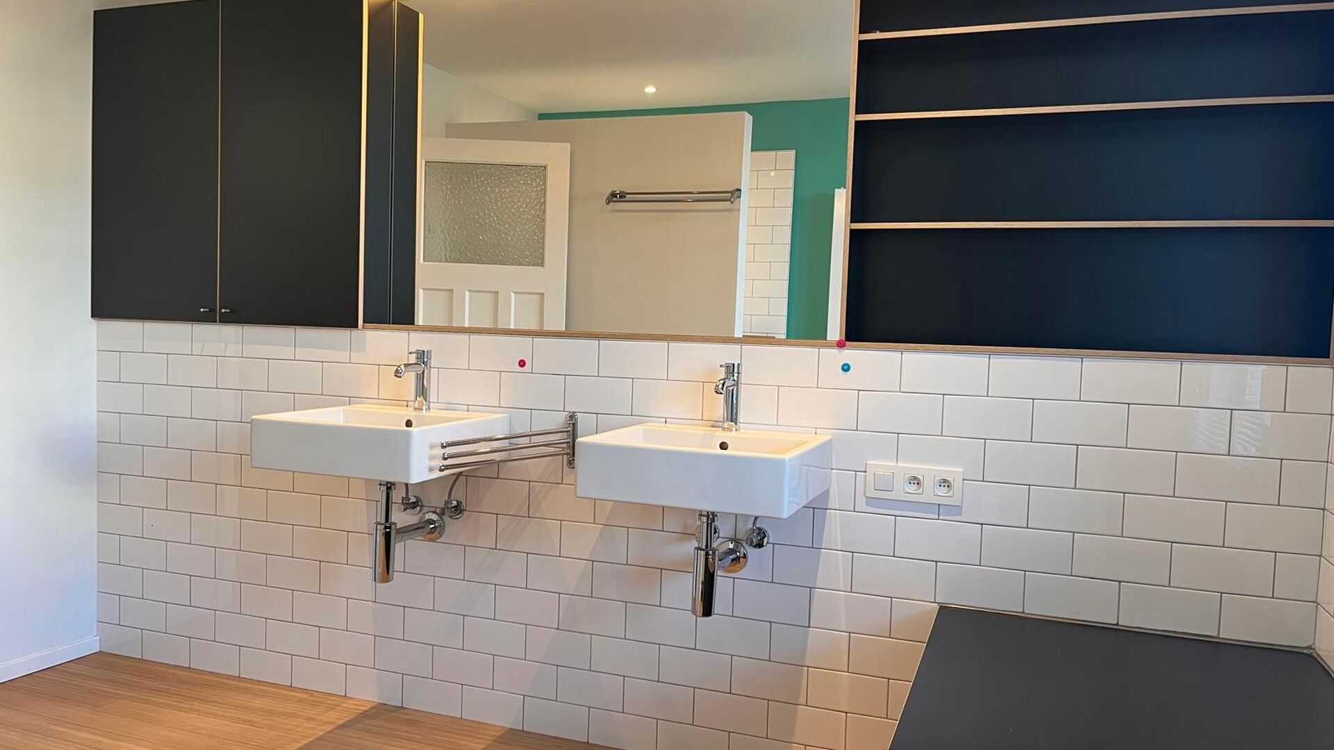 This nice beautifully renovated middle-class house with modernist architecture is located in one of Leuven's nicest neighbourhoods within the ring road, the Nieuw Kwartier. Practical entrance hall with storage cupboard, separate toilet with access to cell