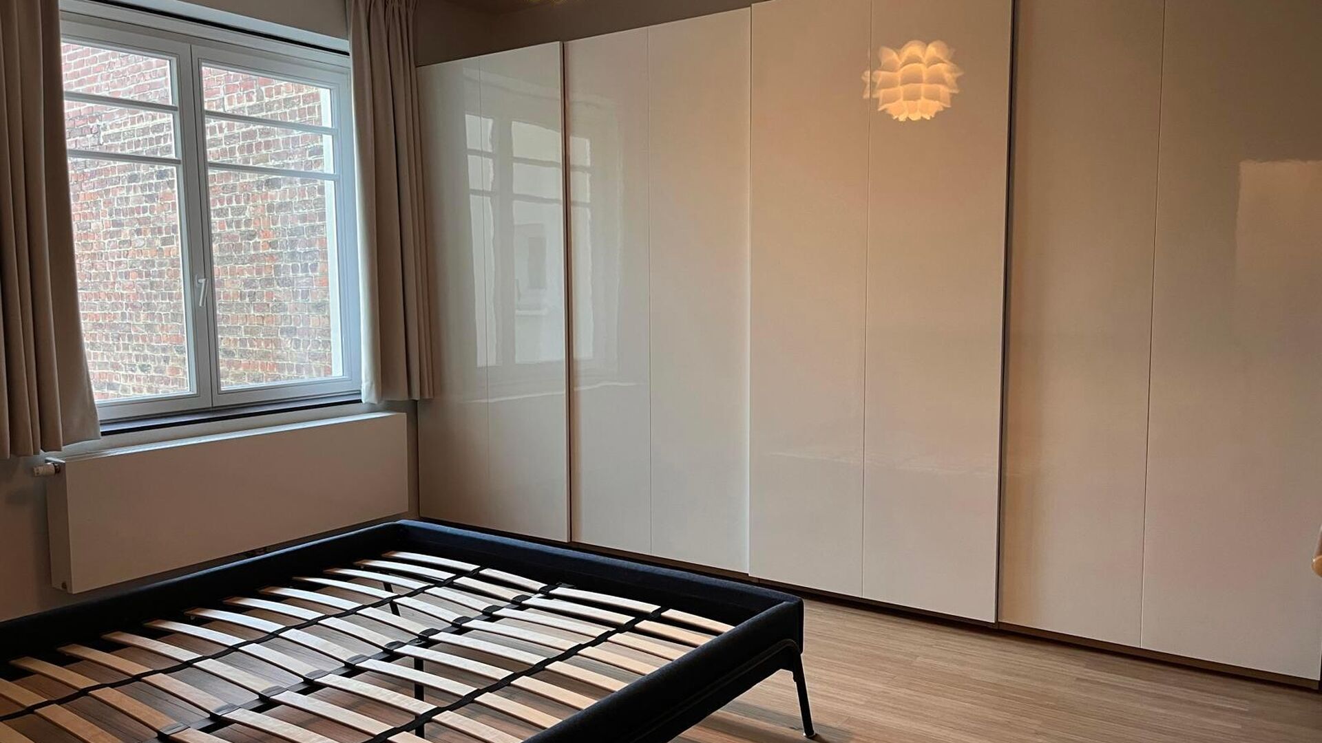 This nice beautifully renovated middle-class house with modernist architecture is located in one of Leuven's nicest neighbourhoods within the ring road, the Nieuw Kwartier. Practical entrance hall with storage cupboard, separate toilet with access to cell