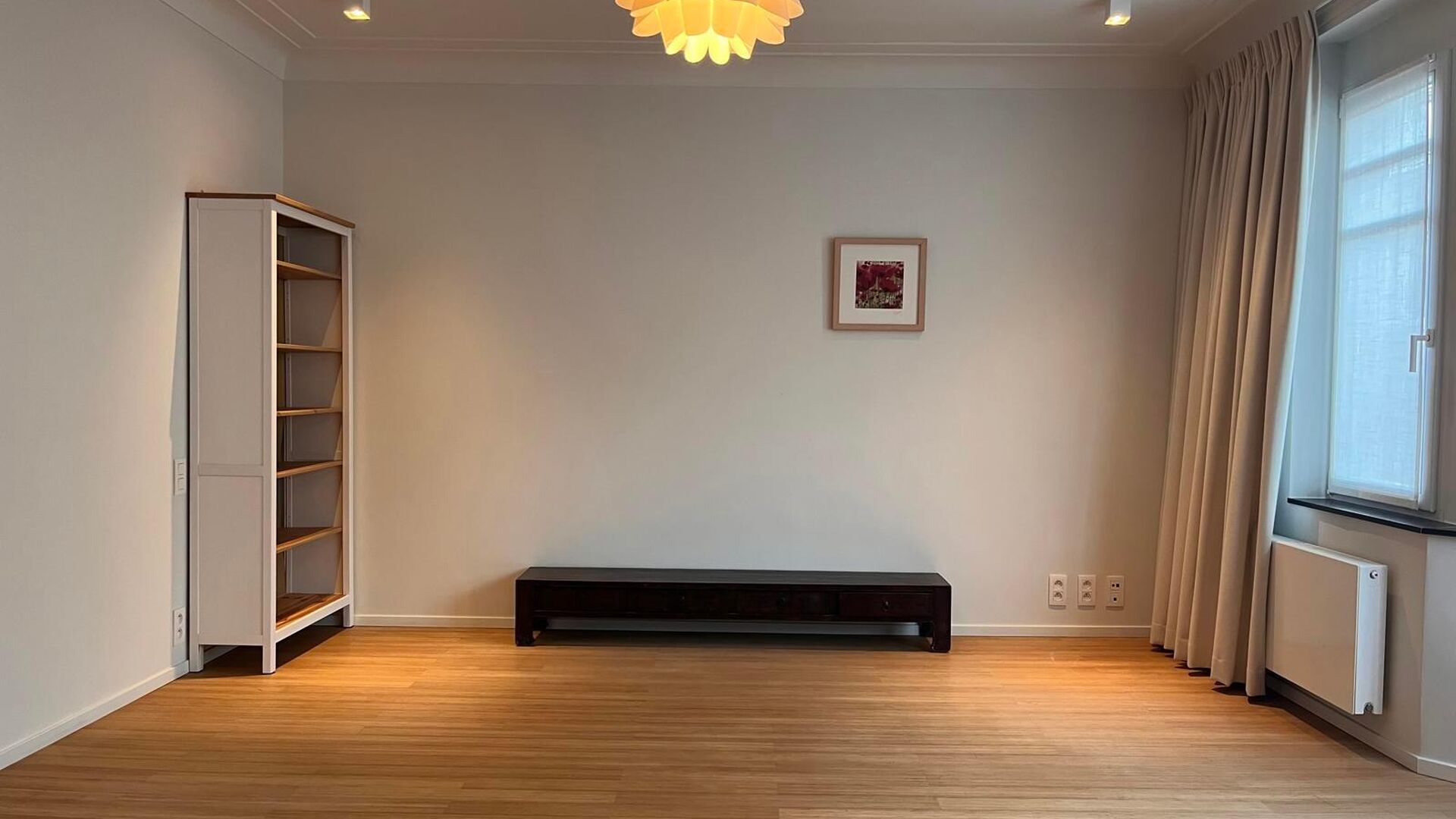 This nice beautifully renovated middle-class house with modernist architecture is located in one of Leuven's nicest neighbourhoods within the ring road, the Nieuw Kwartier. Practical entrance hall with storage cupboard, separate toilet with access to cell