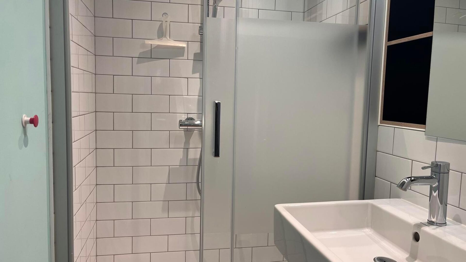 This nice beautifully renovated middle-class house with modernist architecture is located in one of Leuven's nicest neighbourhoods within the ring road, the Nieuw Kwartier. Practical entrance hall with storage cupboard, separate toilet with access to cell