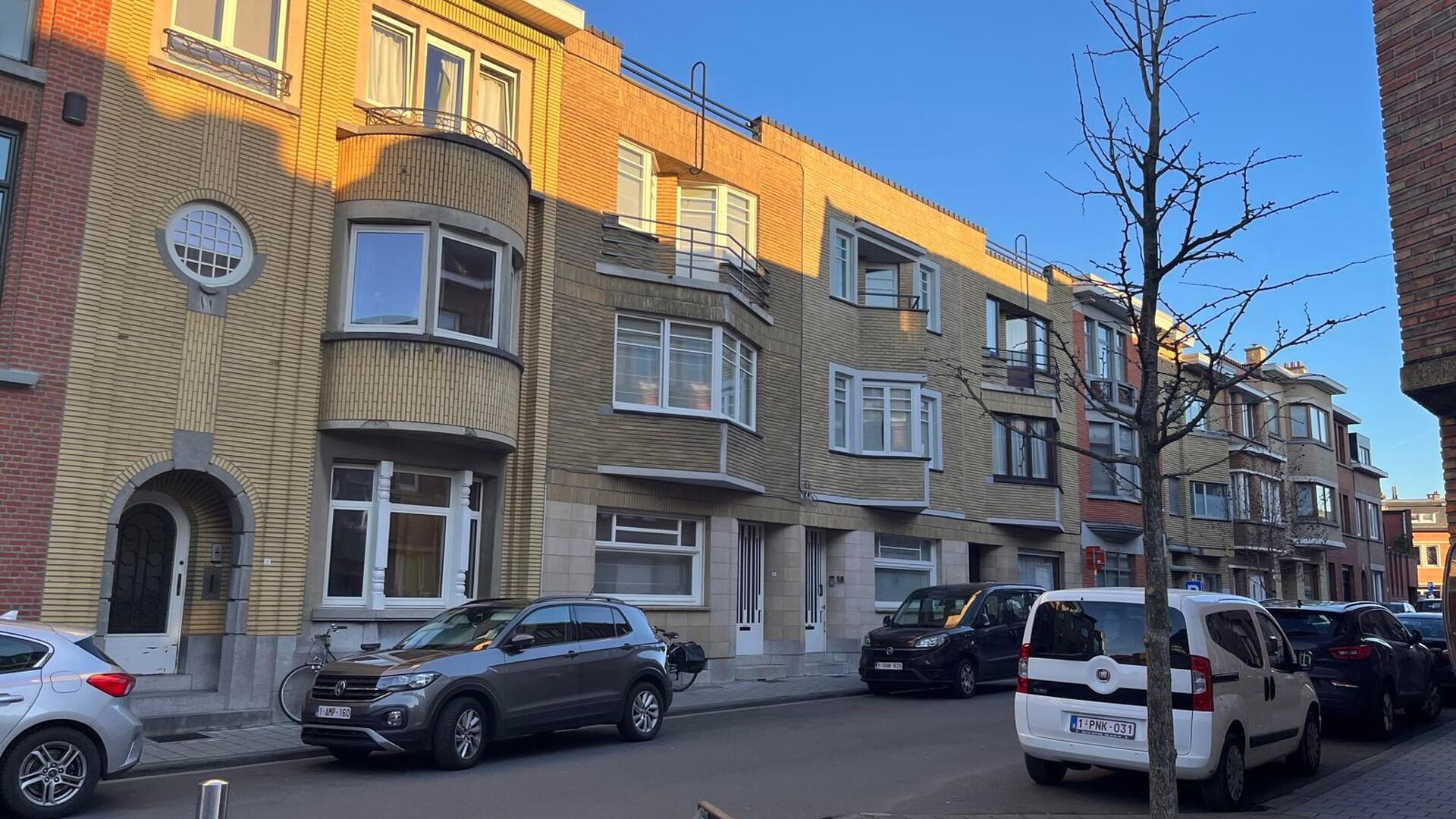 This nice beautifully renovated middle-class house with modernist architecture is located in one of Leuven's nicest neighbourhoods within the ring road, the Nieuw Kwartier. Practical entrance hall with storage cupboard, separate toilet with access to cell