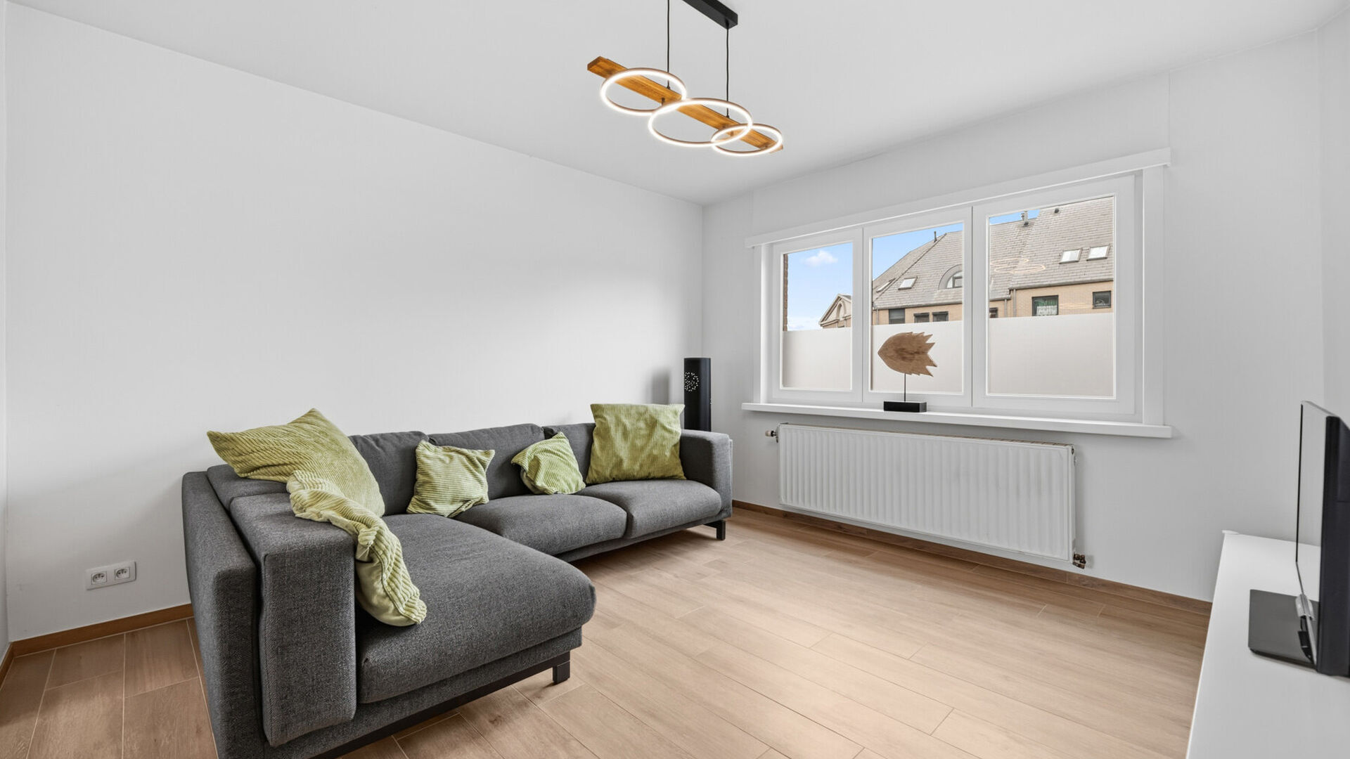 Bienvenue à Herent ! Cette charmante maison mitoyenne bénéficie d'un emplacement idéal, à quelques minutes de Louvain et à proximité immédiate de l'autoroute. Cela garantit un accès facile aux villes environnantes ainsi qu'aux pôles d'emploi loc