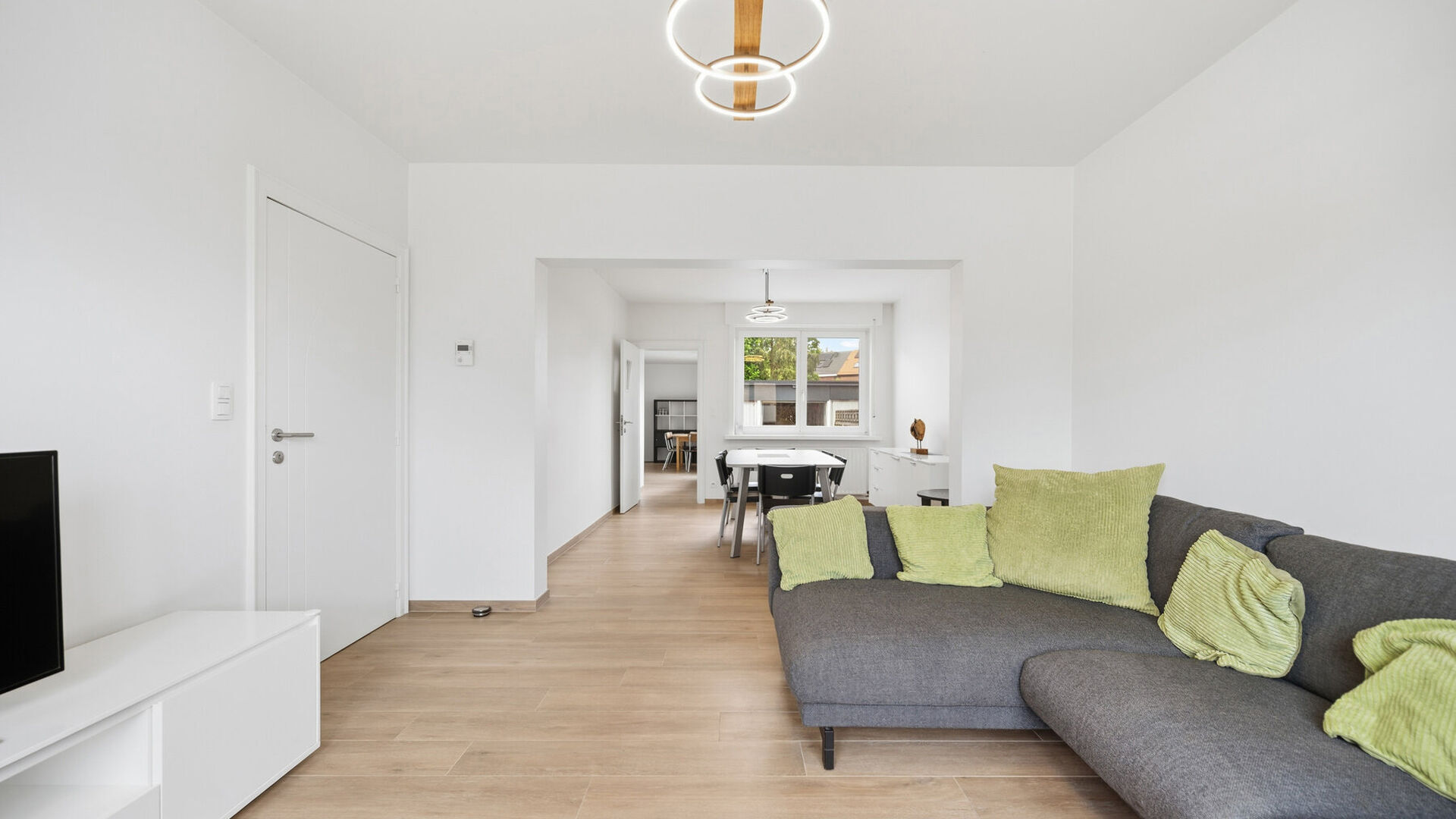 Bienvenue à Herent ! Cette charmante maison mitoyenne bénéficie d'un emplacement idéal, à quelques minutes de Louvain et à proximité immédiate de l'autoroute. Cela garantit un accès facile aux villes environnantes ainsi qu'aux pôles d'emploi loc