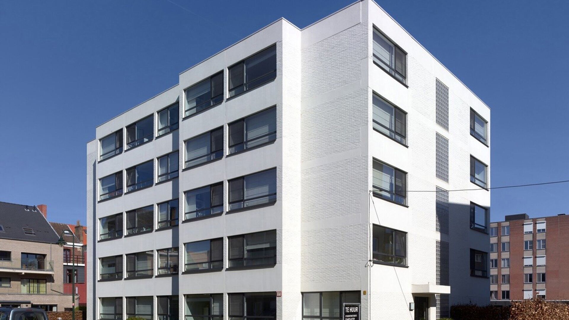 Discover the perfect parking solution in the bustling heart of Leuven! This parking space is situated in a prime location and features security measures including a barrier and CCTV surveillance.
Features:
- Central location in the heart of Leuven
- Eas