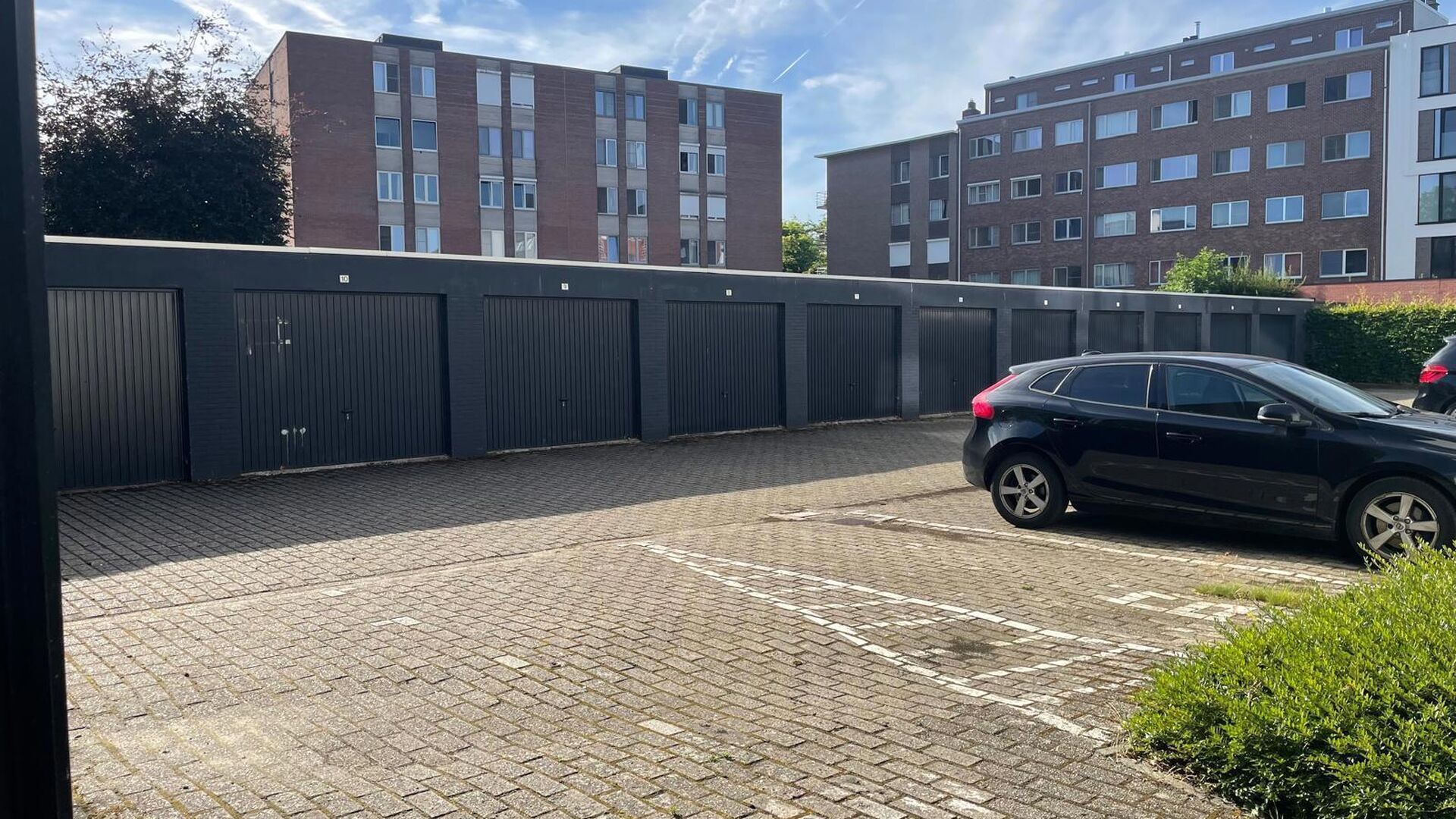Discover the perfect parking solution in the bustling heart of Leuven! This parking space is situated in a prime location and features security measures including a barrier and CCTV surveillance.
Features:
- Central location in the heart of Leuven
- Eas