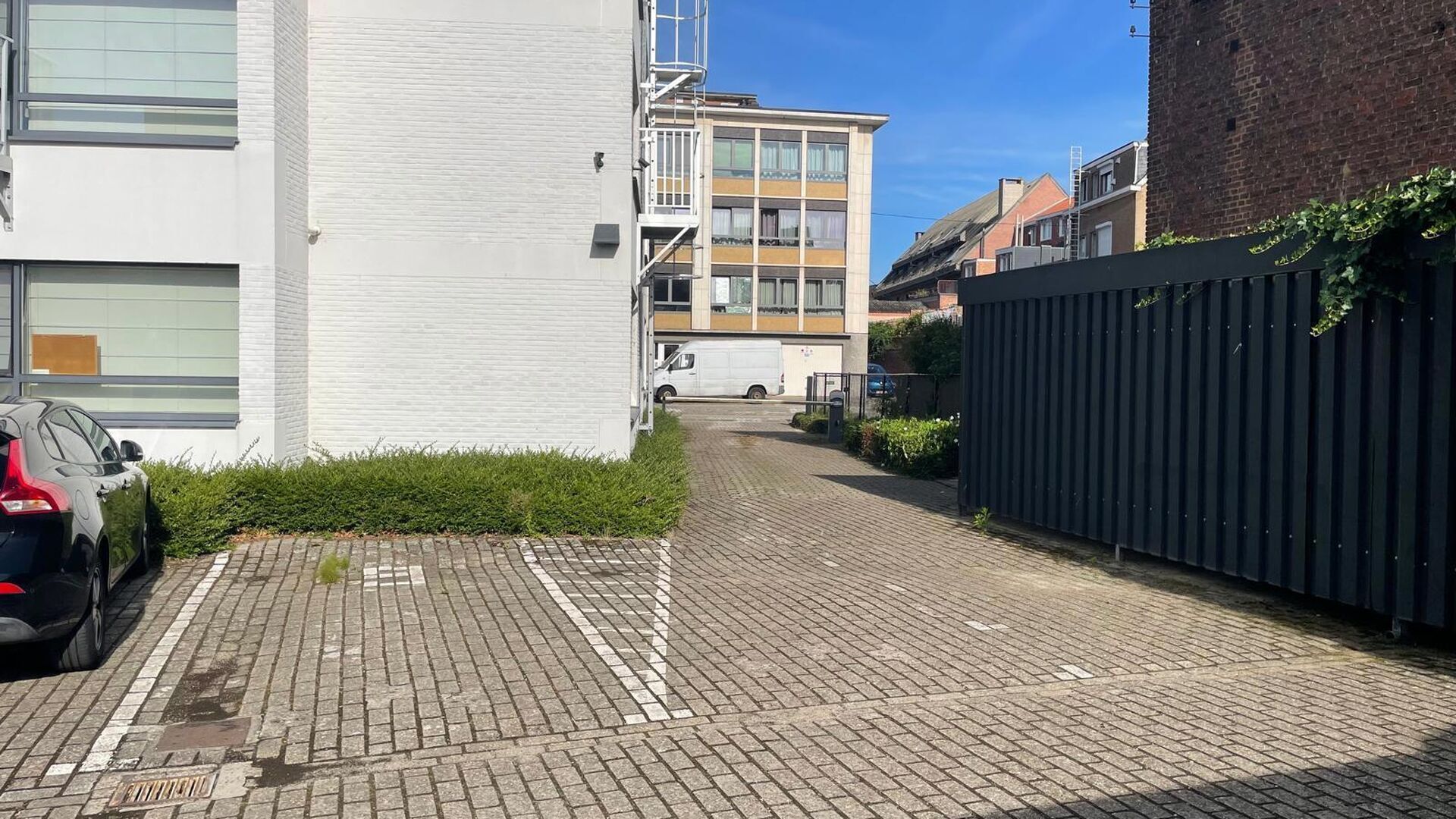 Discover the perfect parking solution in the bustling heart of Leuven! This parking space is situated in a prime location and features security measures including a barrier and CCTV surveillance.
Features:
- Central location in the heart of Leuven
- Eas