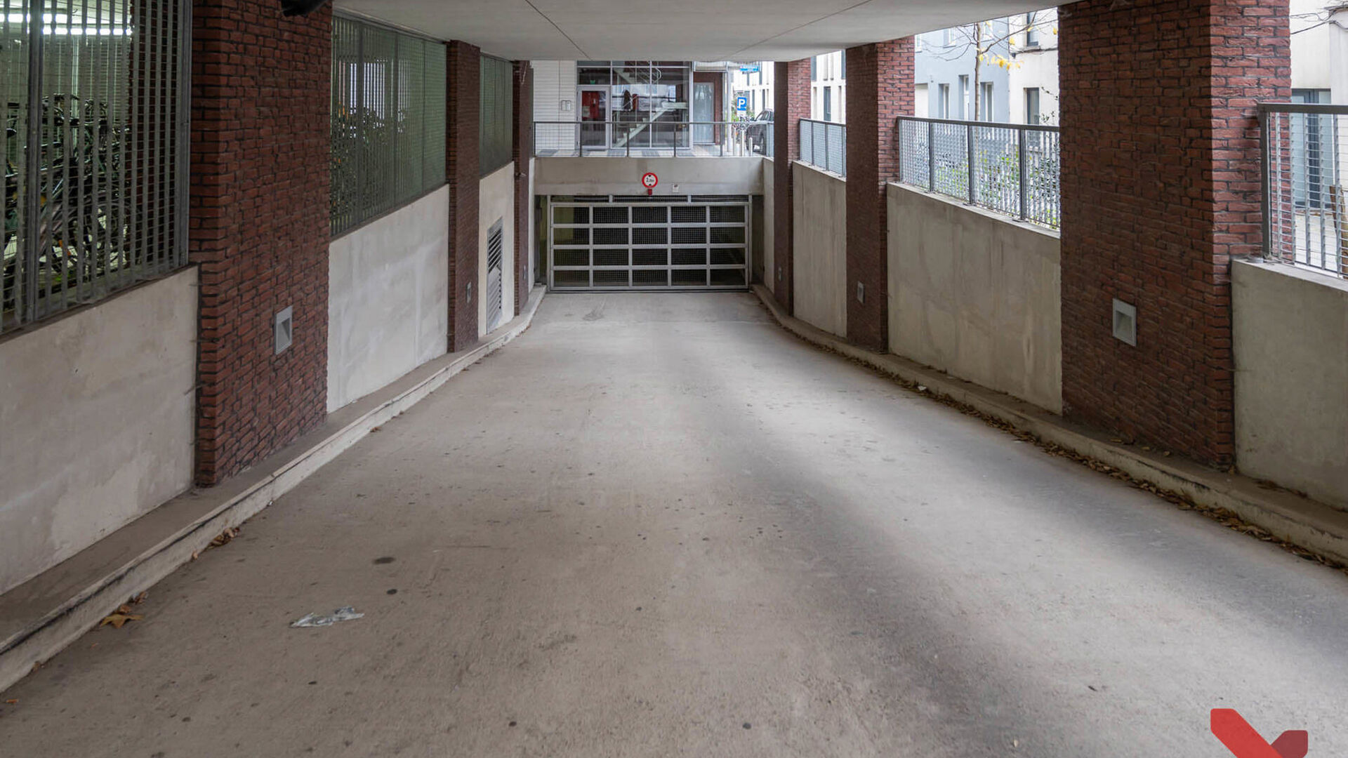 Place de parking à louer dans la résidence Cartijnenveld.
La place de parking se trouve dans le parking souterrain situé sous l'ancienne gendarmerie. Le parking est équipé d'un portail électrique verrouillable et est accessible par la Dagobertstraat