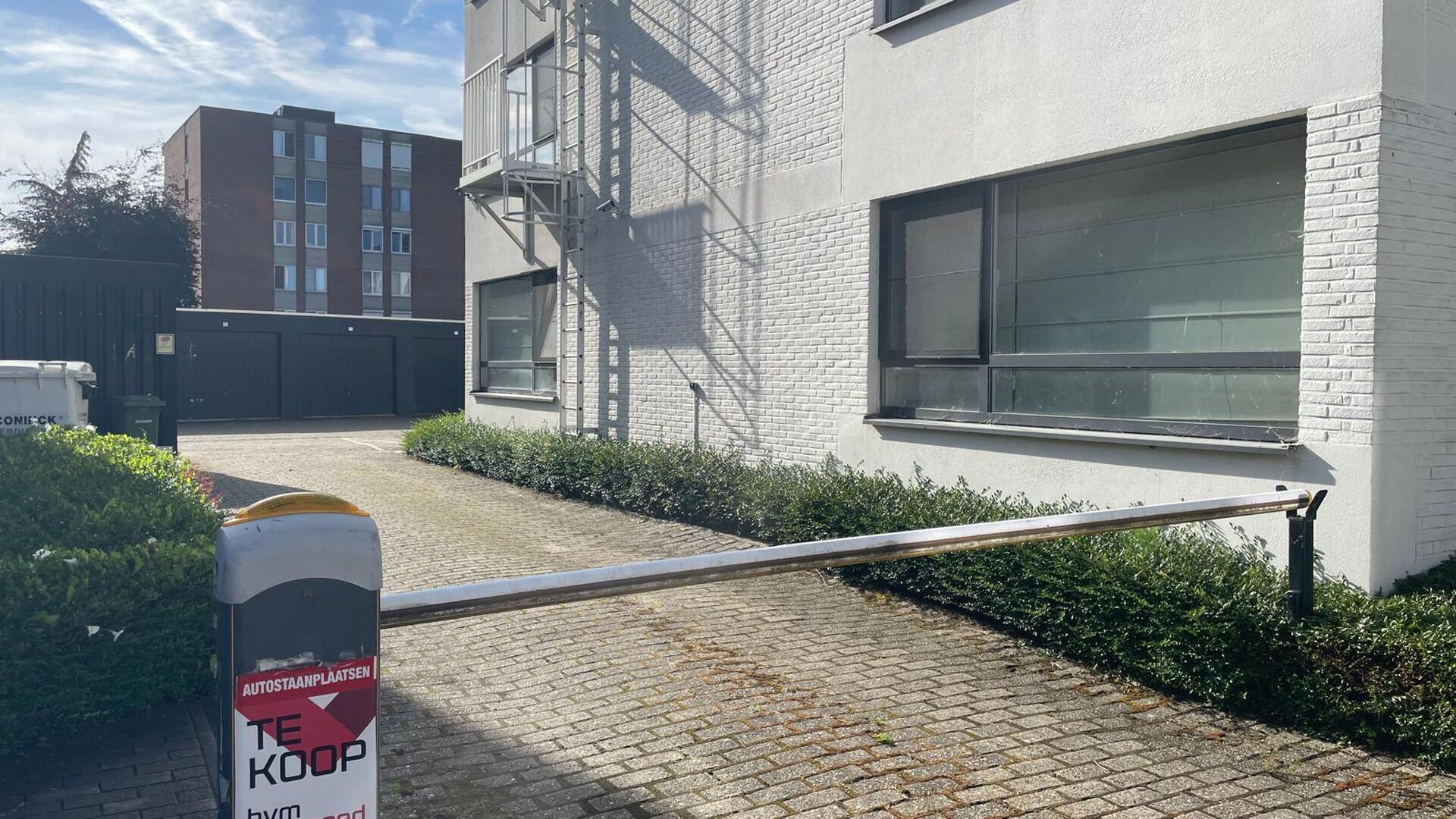 Découvrez la solution de stationnement idéale en plein cœur animé de Louvain ! Cette place de parking bénéficie d'un emplacement privilégié et de mesures de sécurité telles qu'une barrière d'accès et une vidéosurveillance.
Caractéristiques