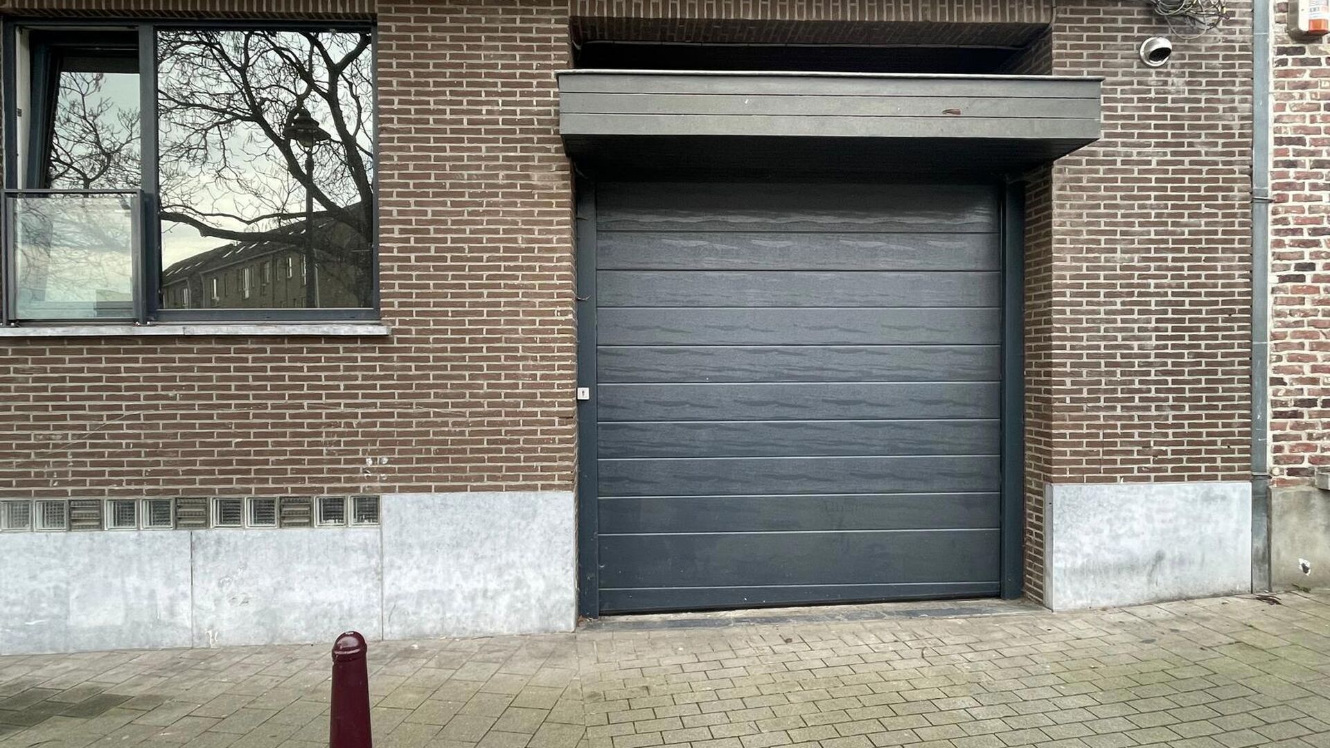 A vendre : place de parking souterrain à proximité de l'autoroute. Disponible immédiatement. Accès par la rue. Idéal pour un étudiant, un habitant du quartier ou un travailleur à proximité qui souhaite pouvoir garer sa voiture rapidement et en to
