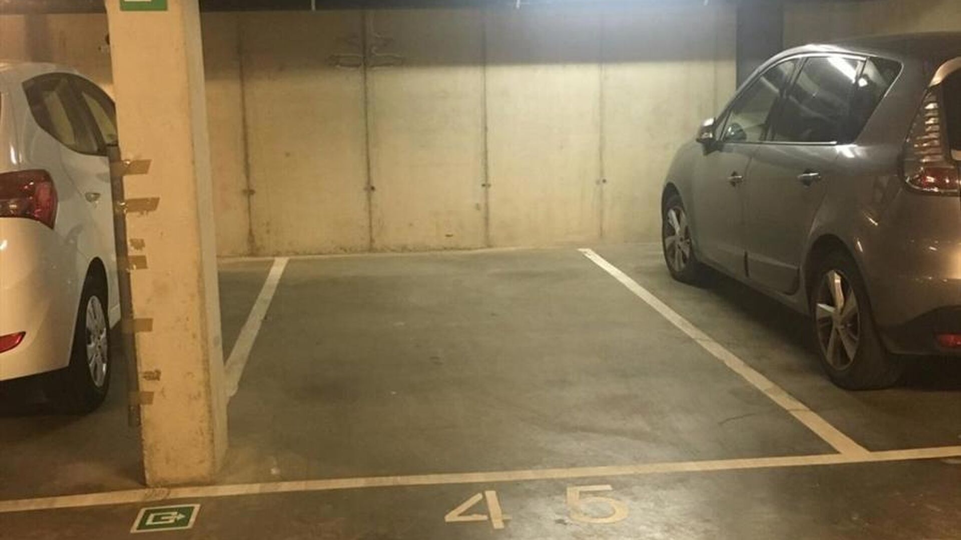 Spacieux parking souterrain &agrave; vendre dans la Residentie Cartijnenveld, situ&eacute; dans le centre de Louvain, dans le parking souterrain de l'ancienne Rijkswachtskazerne au niveau -1. L'acc&egrave;s se fait par la Dagobertstraat et dispose d'un portail &agrave; fermeture