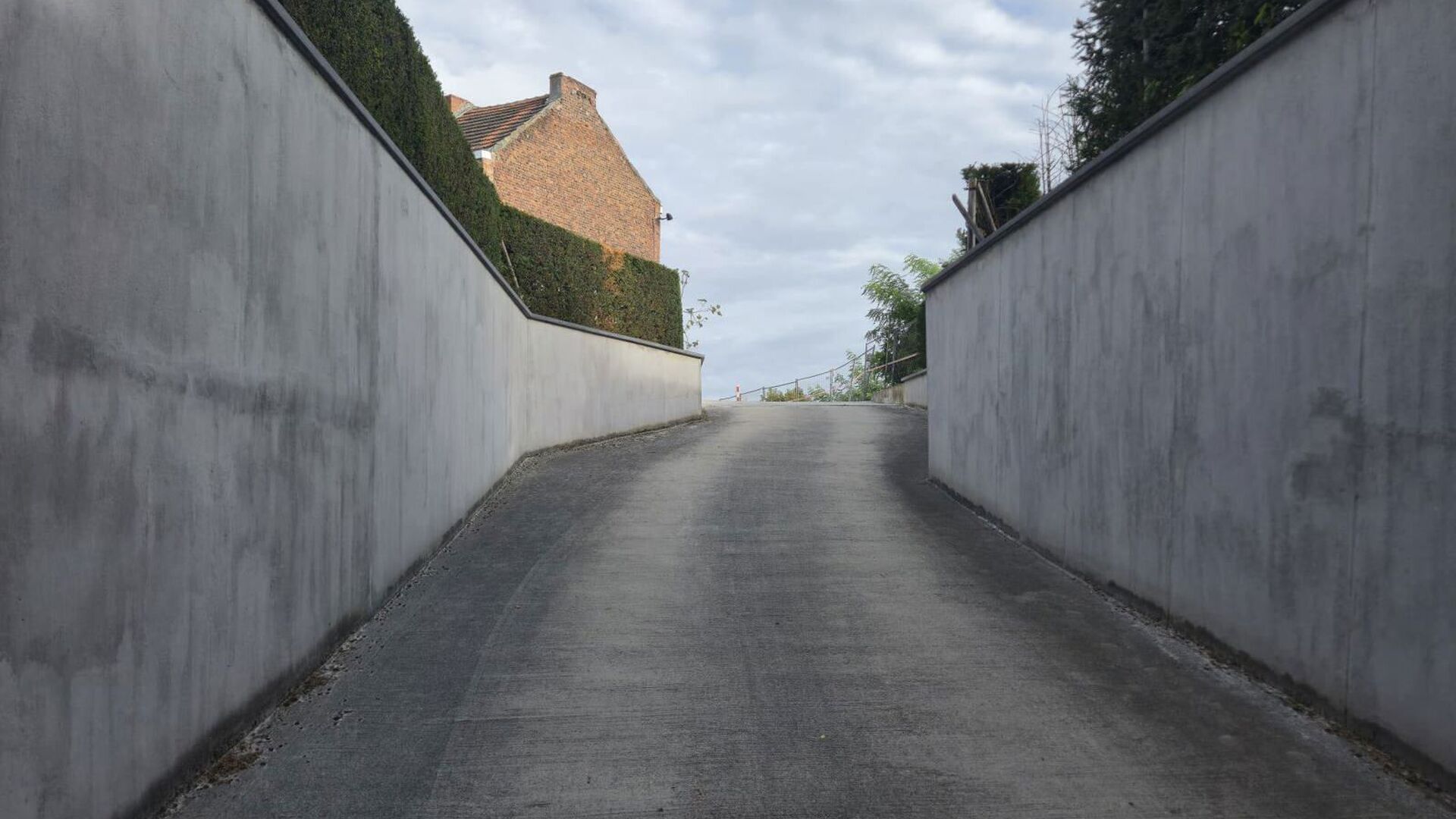 Découvrez la solution de stationnement idéale sur le périphérique de Louvain ! Cette place de parking bénéficie d'un emplacement exceptionnel, à proximité des immeubles de bureaux de la gare et du site Philips. Spacieuse et moderne, elle est facil