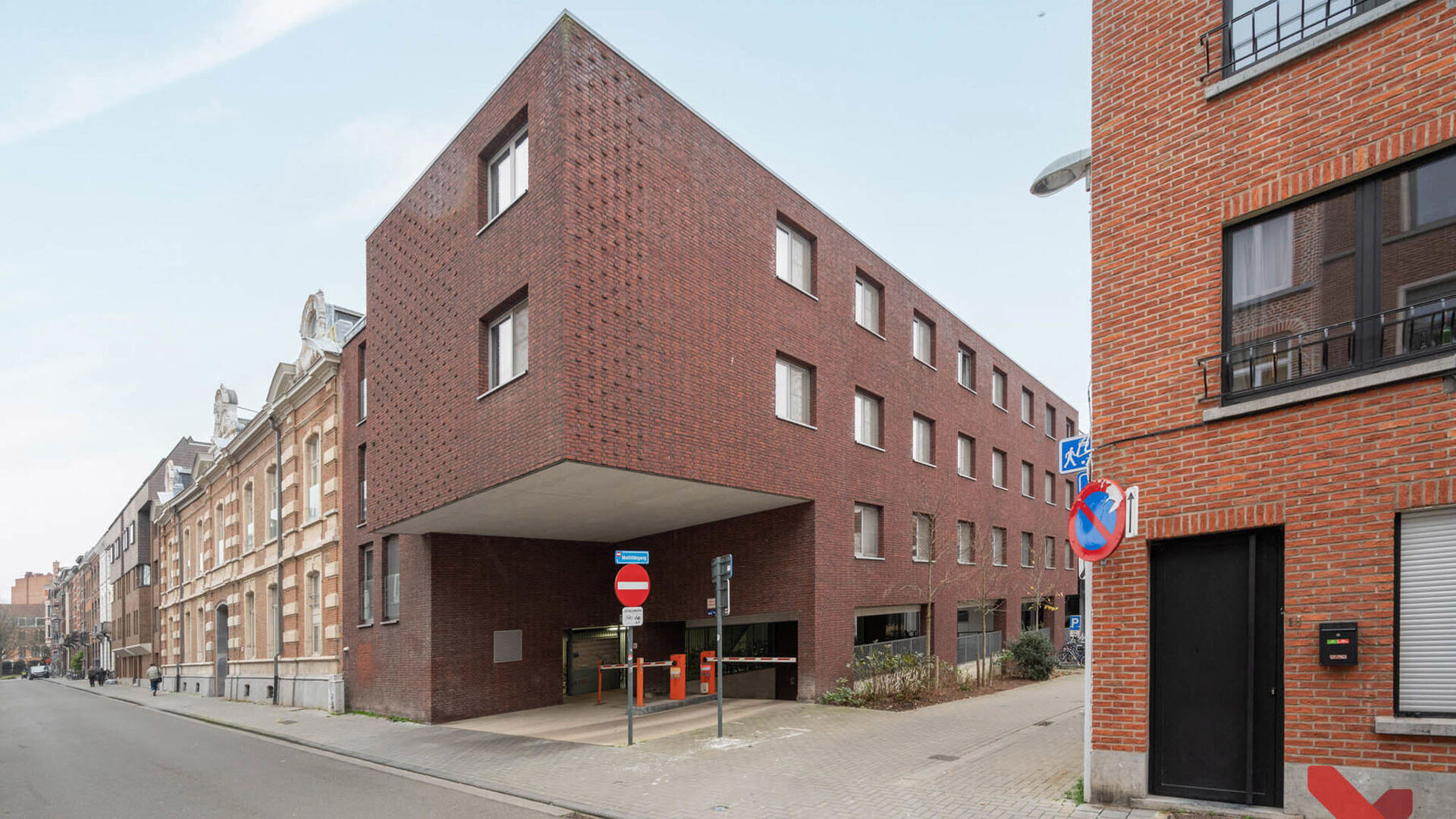 Open autostaanplaats te huur in Residentie Cartijnenveld.
De autostaanplaats bevindt zich in de ondergrondse parkeerruimte onder de voormalige Rijkswacht. De parkeerruimte heeft een elektrische afsluitbare poort en is te bereiken via de Dagobertstraat.
B
