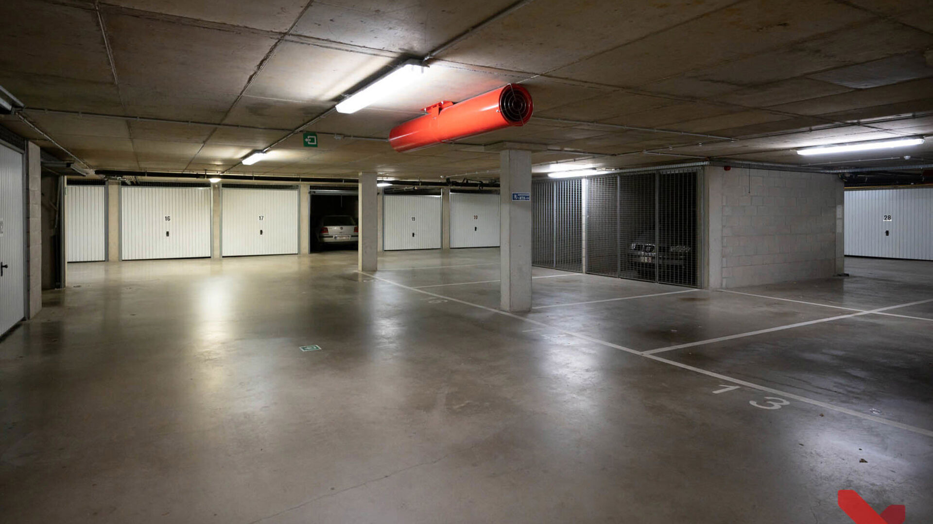 Open autostaanplaats te huur in Residentie Cartijnenveld.
De autostaanplaats bevindt zich in de ondergrondse parkeerruimte onder de voormalige Rijkswacht. De parkeerruimte heeft een elektrische afsluitbare poort en is te bereiken via de Dagobertstraat.
B