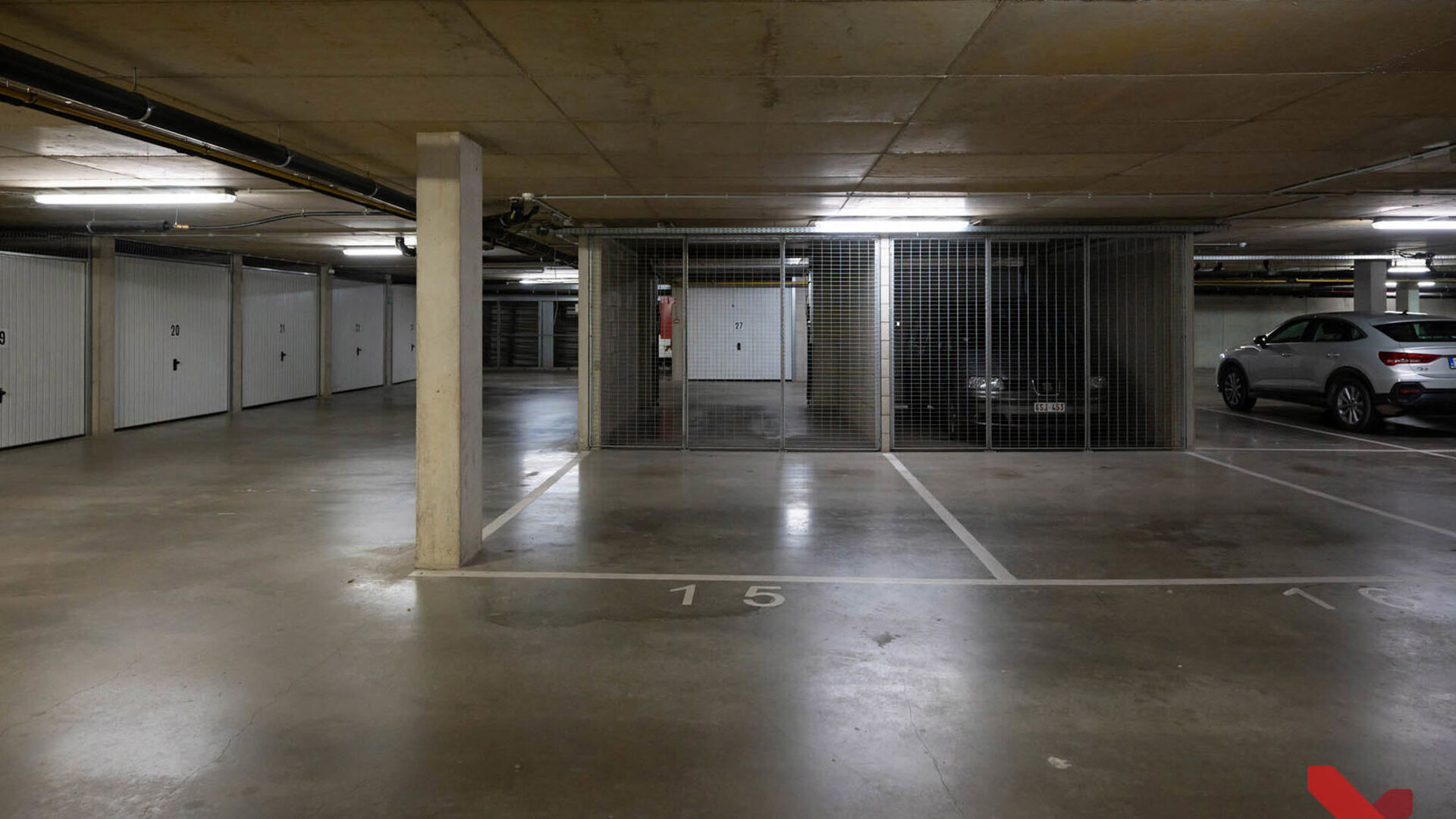 Open autostaanplaats te huur in Residentie Cartijnenveld.
De autostaanplaats bevindt zich in de ondergrondse parkeerruimte onder de voormalige Rijkswacht. De parkeerruimte heeft een elektrische afsluitbare poort en is te bereiken via de Dagobertstraat.
B
