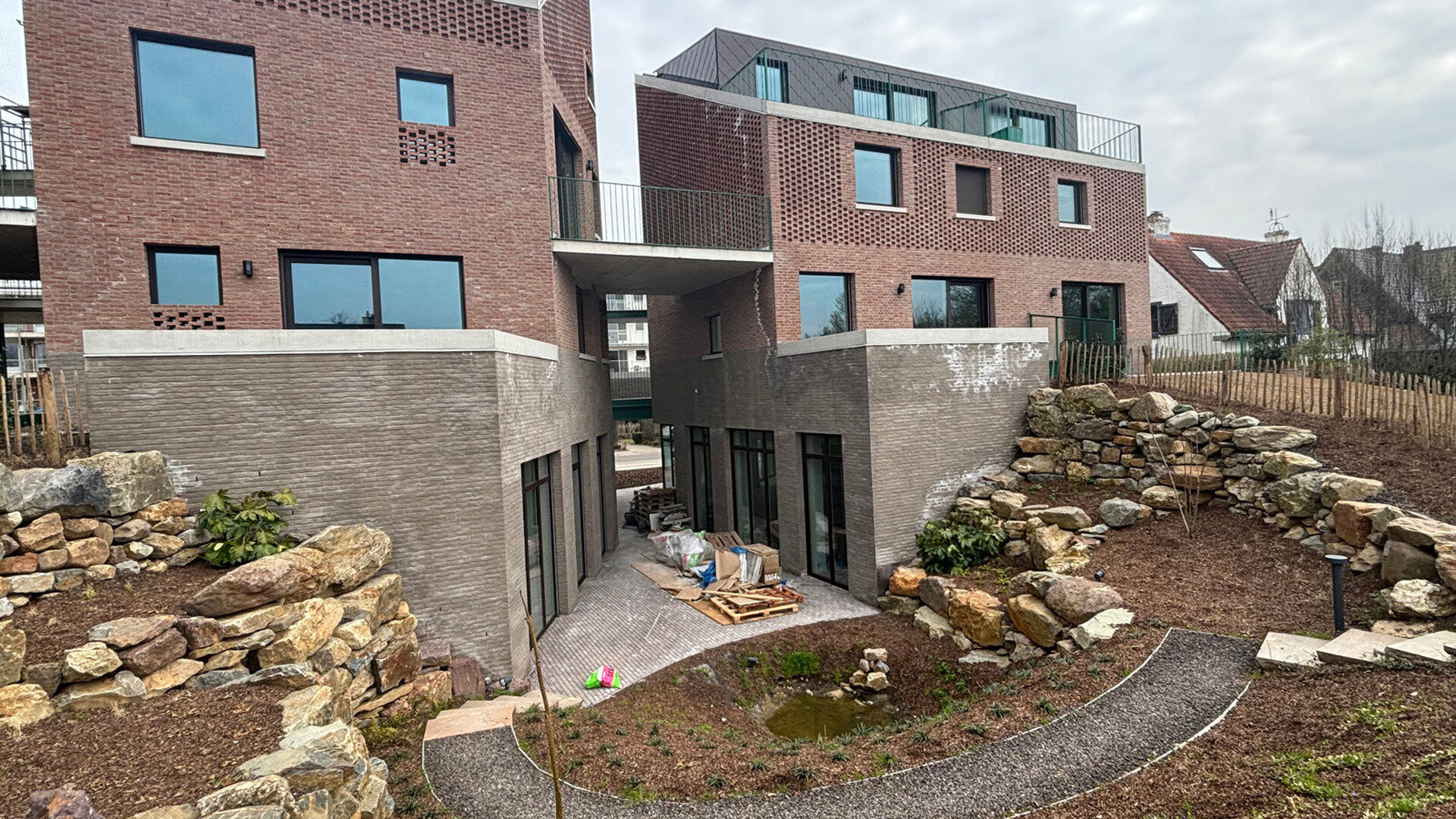 Vous êtes à la recherche d'un espace commercial moderne et parfaitement situé pour votre entreprise ? Ce bâtiment récemment construit à Heverlee offre tout ce dont vous avez besoin pour développer votre entreprise avec succès. Situé sur la Celest