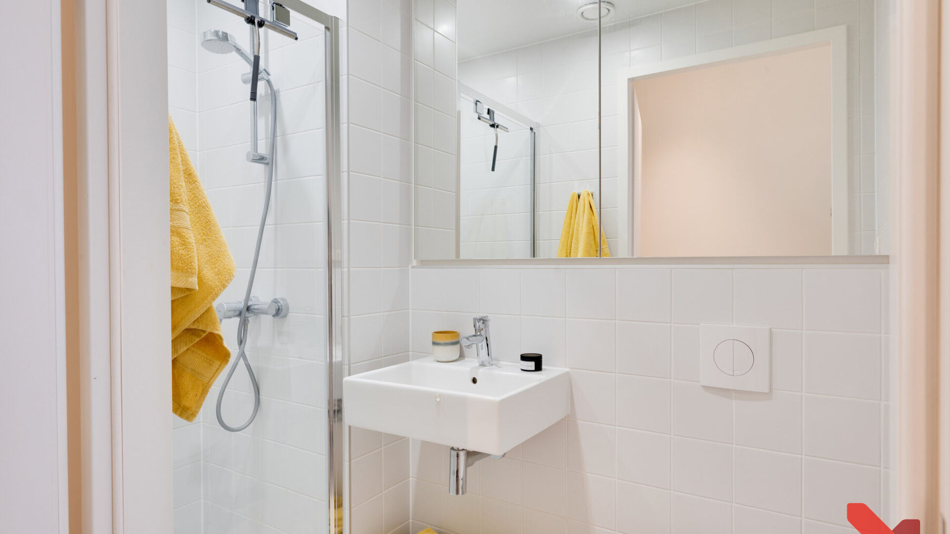 Student rooms located in the ACE student residence at 266 Knight Street. This room has its own bathroom, is furnished with: a bed, desk, bookshelf, closet and refrigerator. Each hallway has its common kitchen, where each student has their own kitchen cabi