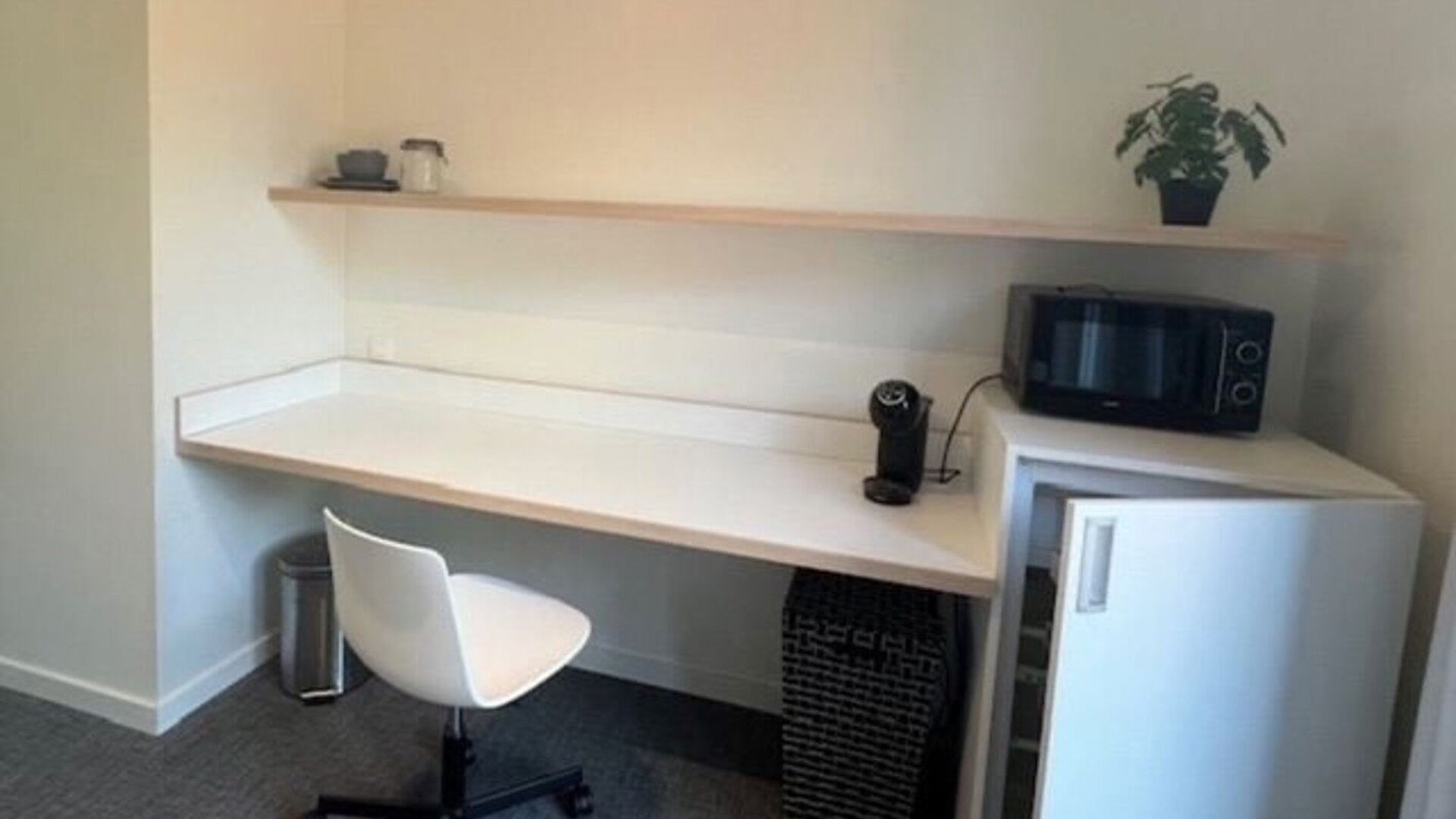 Student rooms located in the ACE student residence at 266 Knight Street. This room has its own bathroom, is furnished with: a bed, desk, bookshelf, closet and refrigerator. Each hallway has its common kitchen, where each student has their own kitchen cabi