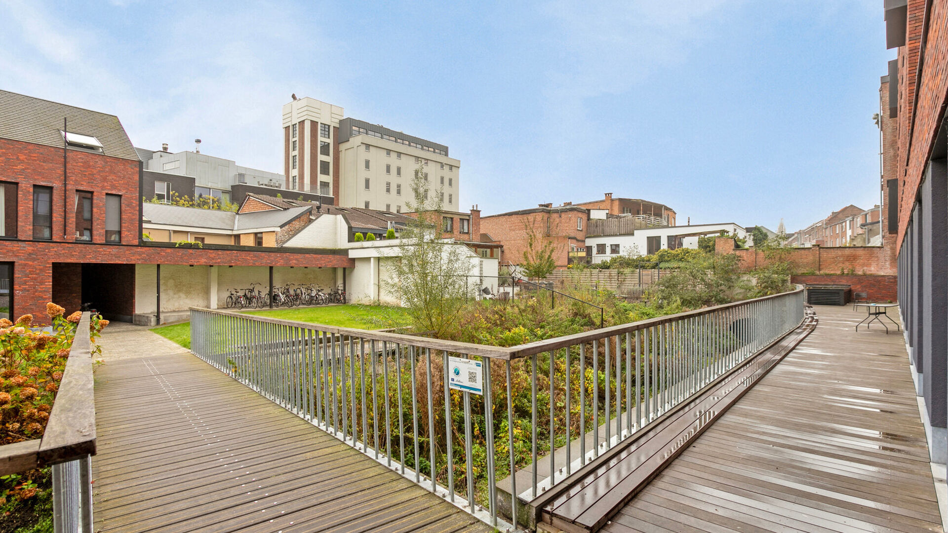 Student room located in a cozy student residence in a prime location. This room is furnished and has private sanitary facilities (shower and toilet).

The rented property includes the following utilities/services, which are shared with other residents: a 