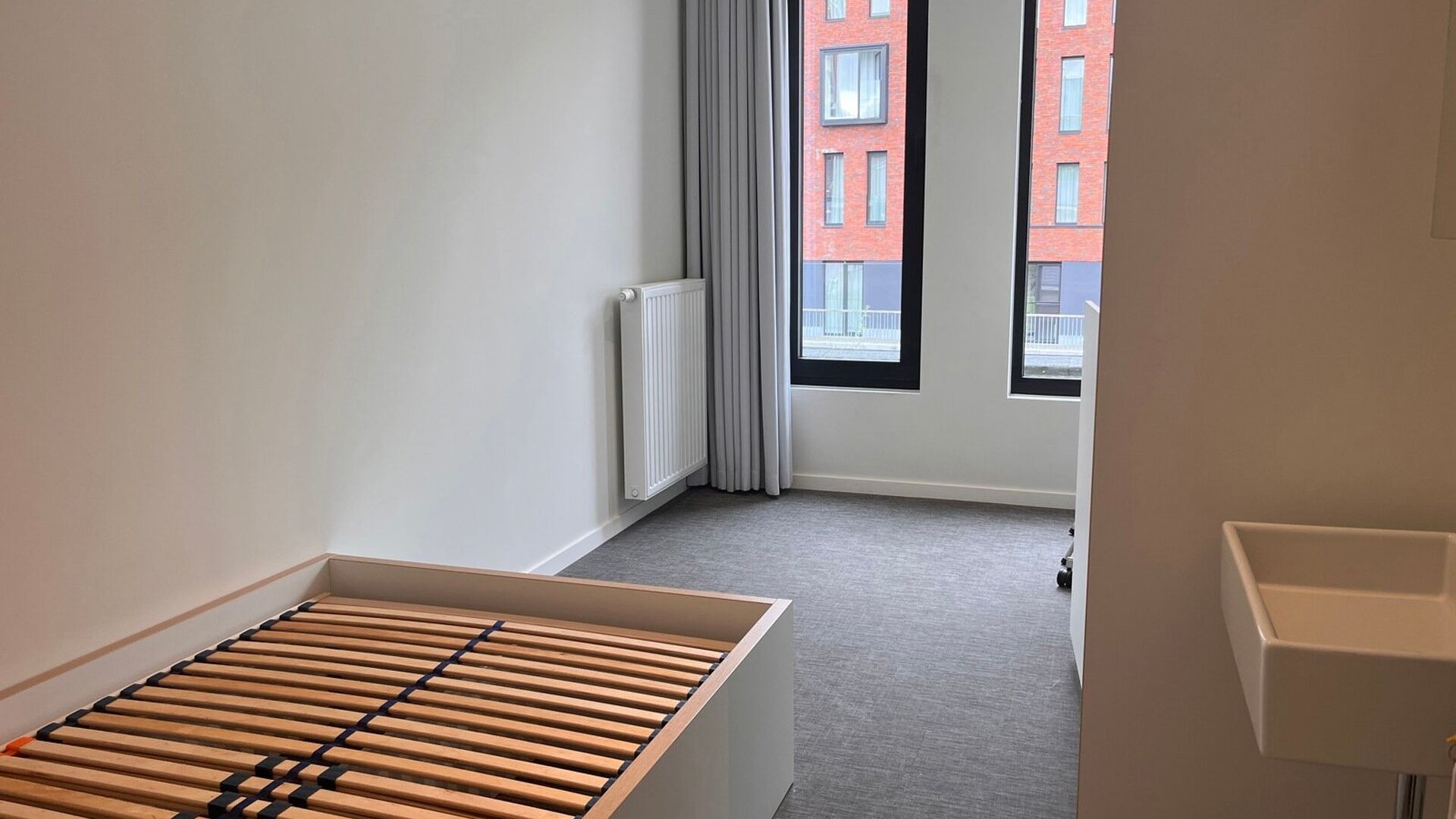 Last room with shared sanitary facilities available in a well-maintained student residence. This room is functionally furnished and offers a pleasant living and study environment.

The rented property includes the following utilities/services, which are s