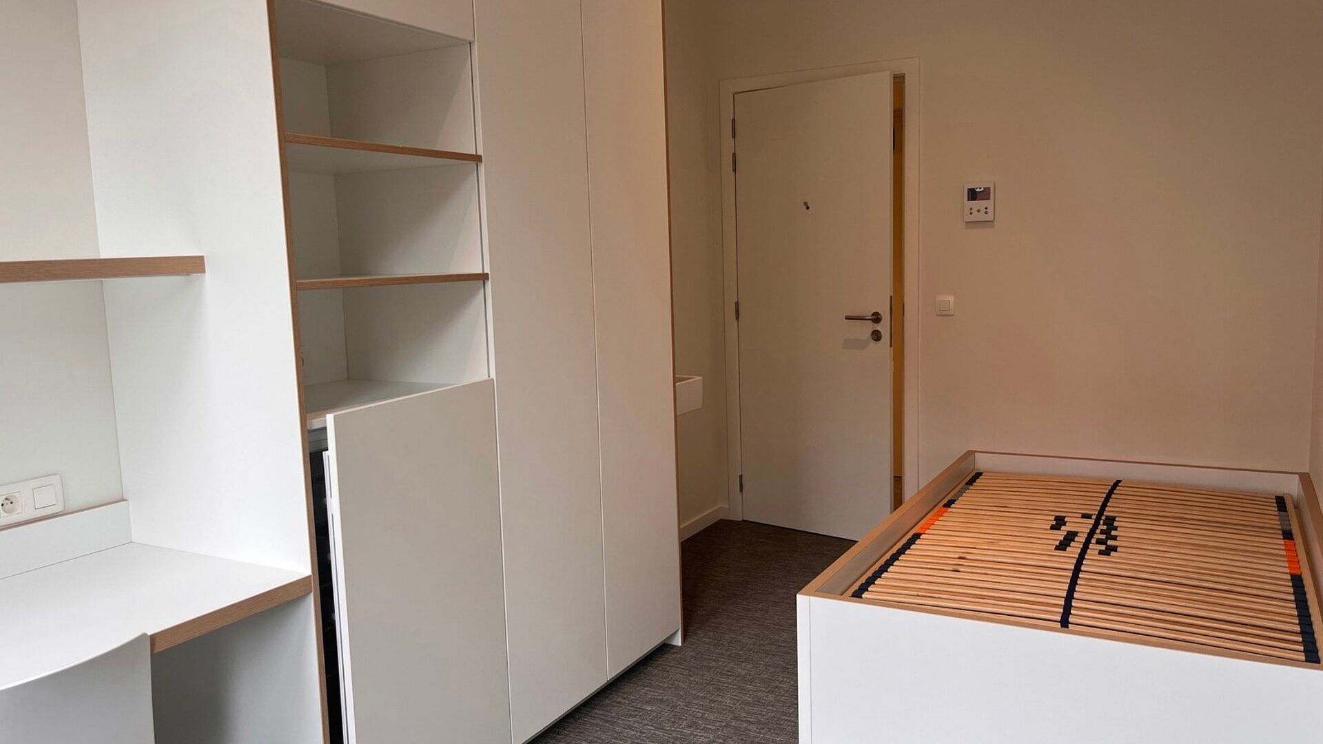 Last room with shared sanitary facilities available in a well-maintained student residence. This room is functionally furnished and offers a pleasant living and study environment.

The rented property includes the following utilities/services, which are s