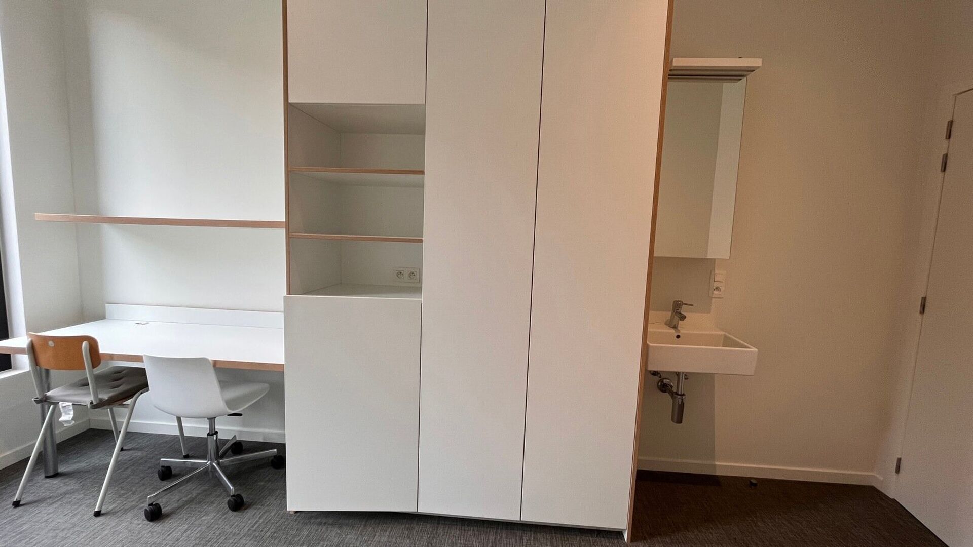 Last room with shared sanitary facilities available in a well-maintained student residence. This room is functionally furnished and offers a pleasant living and study environment.

The rented property includes the following utilities/services, which are s