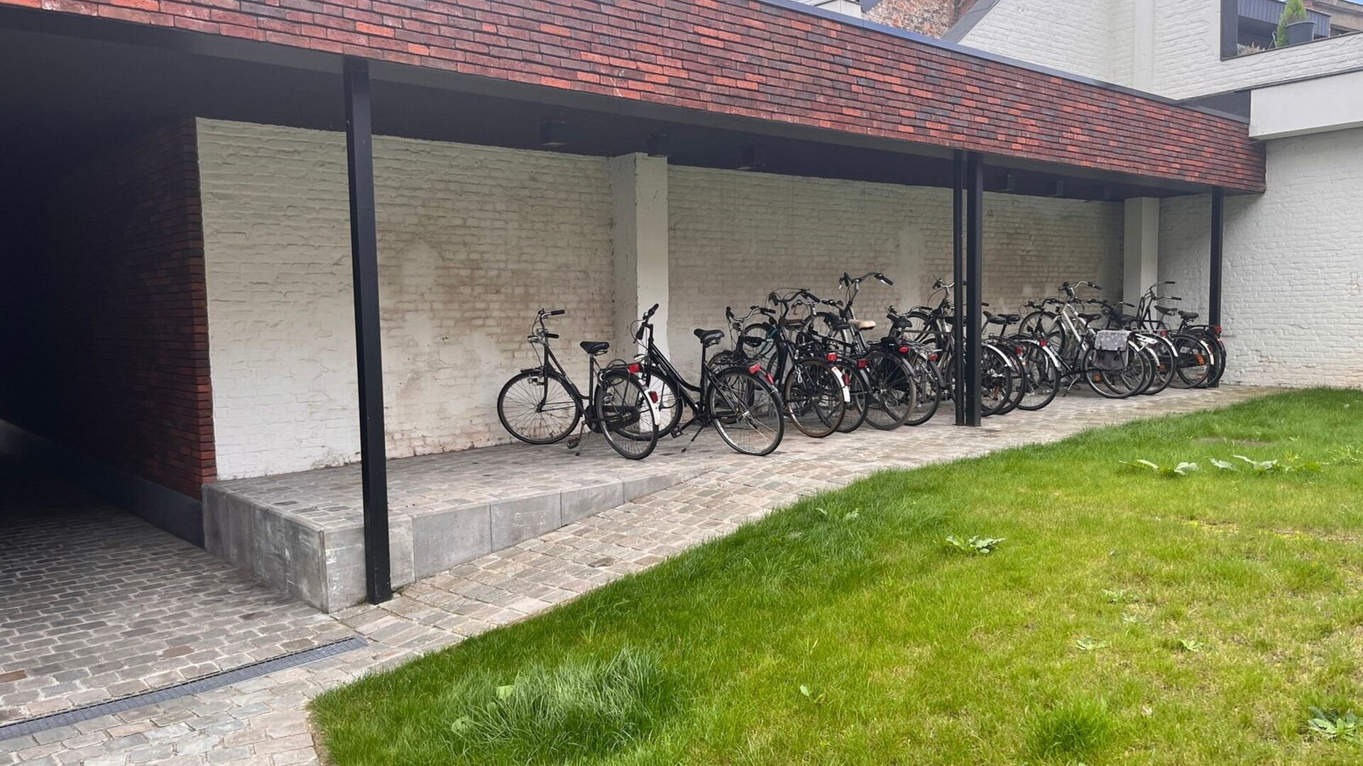 Last room with shared sanitary facilities available in a well-maintained student residence. This room is functionally furnished and offers a pleasant living and study environment.

The rented property includes the following utilities/services, which are s