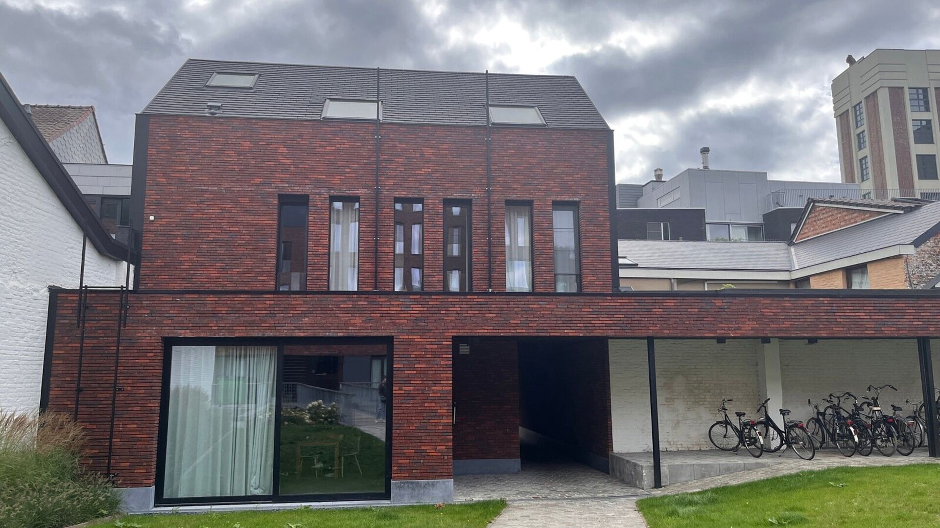 Last room with shared sanitary facilities available in a well-maintained student residence. This room is functionally furnished and offers a pleasant living and study environment.

The rented property includes the following utilities/services, which are s