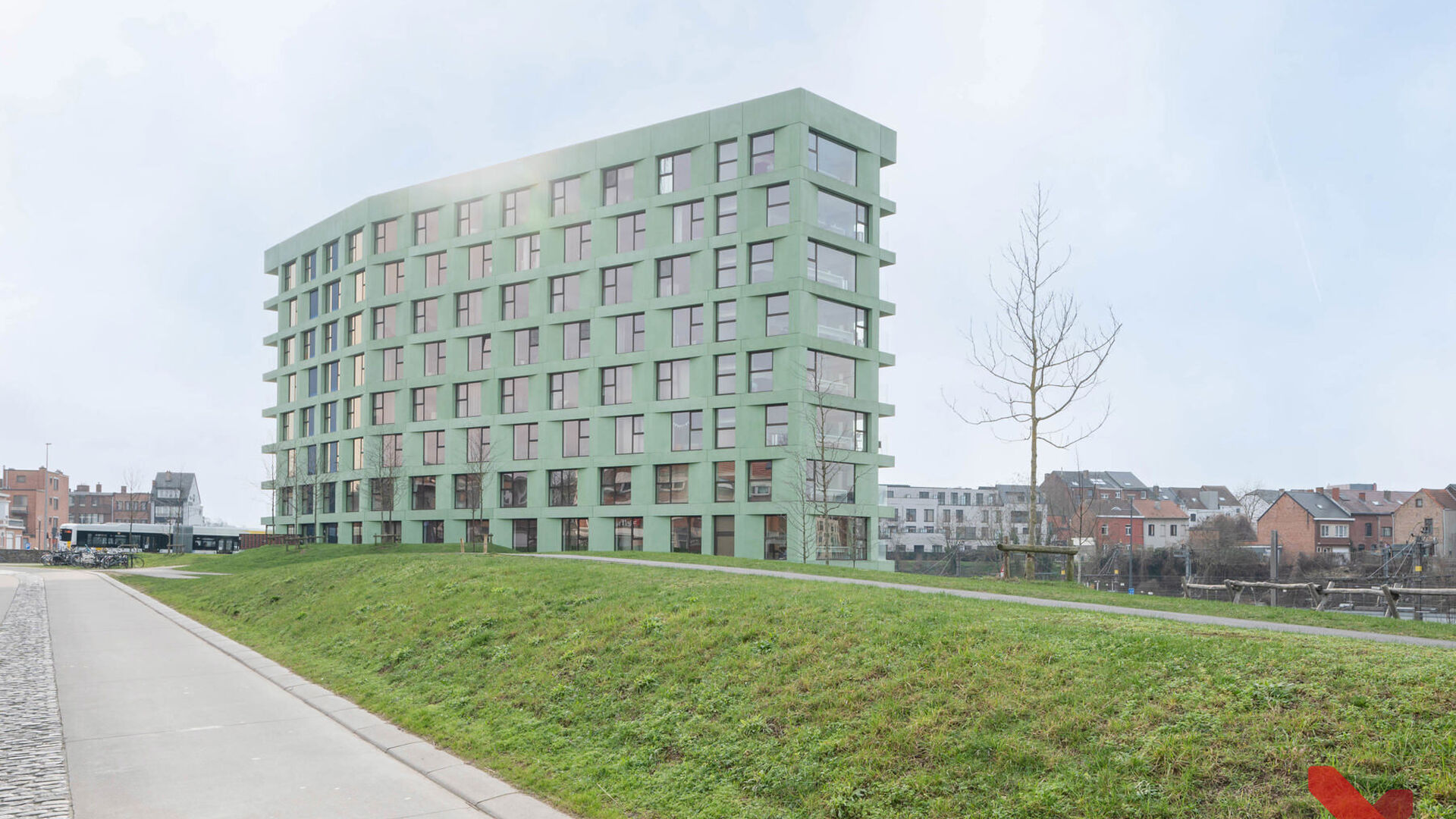 Welcome to this well-maintained and comfortable student room.

The room is for individual use only and is furnished with a bed, desk, chair, bookshelf, wardrobe, and blinds. It also has private sanitary facilities with shower and toilet, as well as hot an