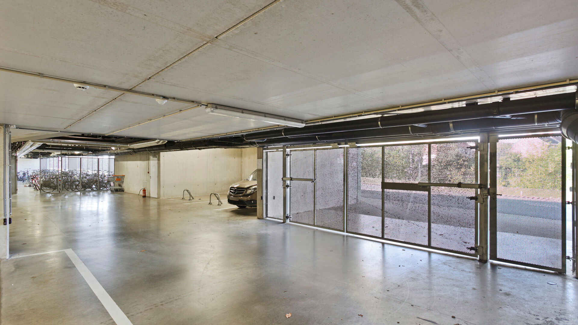 Welcome to this well-maintained and comfortable student room.

The room is for individual use only and is furnished with a bed, desk, chair, bookshelf, wardrobe, and blinds. It also has private sanitary facilities with shower and toilet, as well as hot an