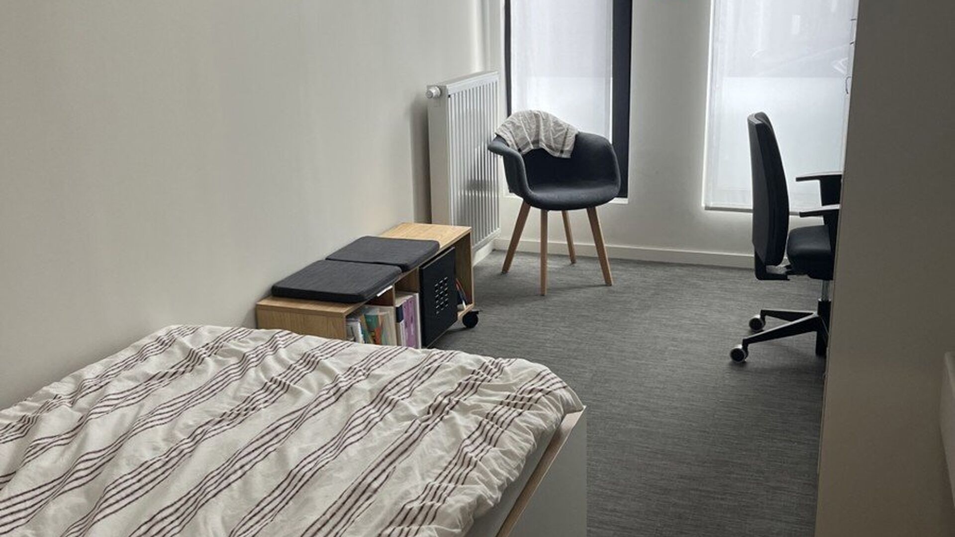 Last room with shared sanitary facilities available in a well-maintained student residence. This room is functionally furnished and offers a pleasant living and study environment.

The rented property includes the following utilities/services, which are s