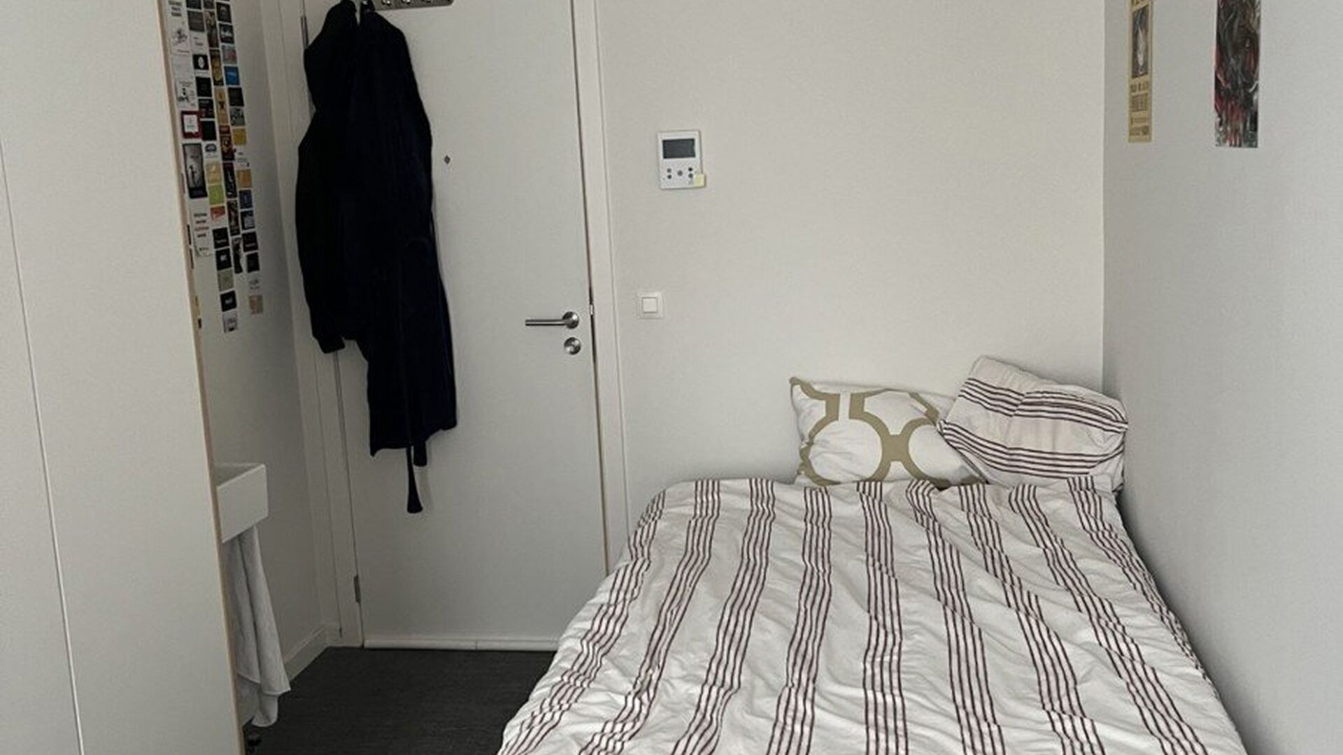Last room with shared sanitary facilities available in a well-maintained student residence. This room is functionally furnished and offers a pleasant living and study environment.

The rented property includes the following utilities/services, which are s