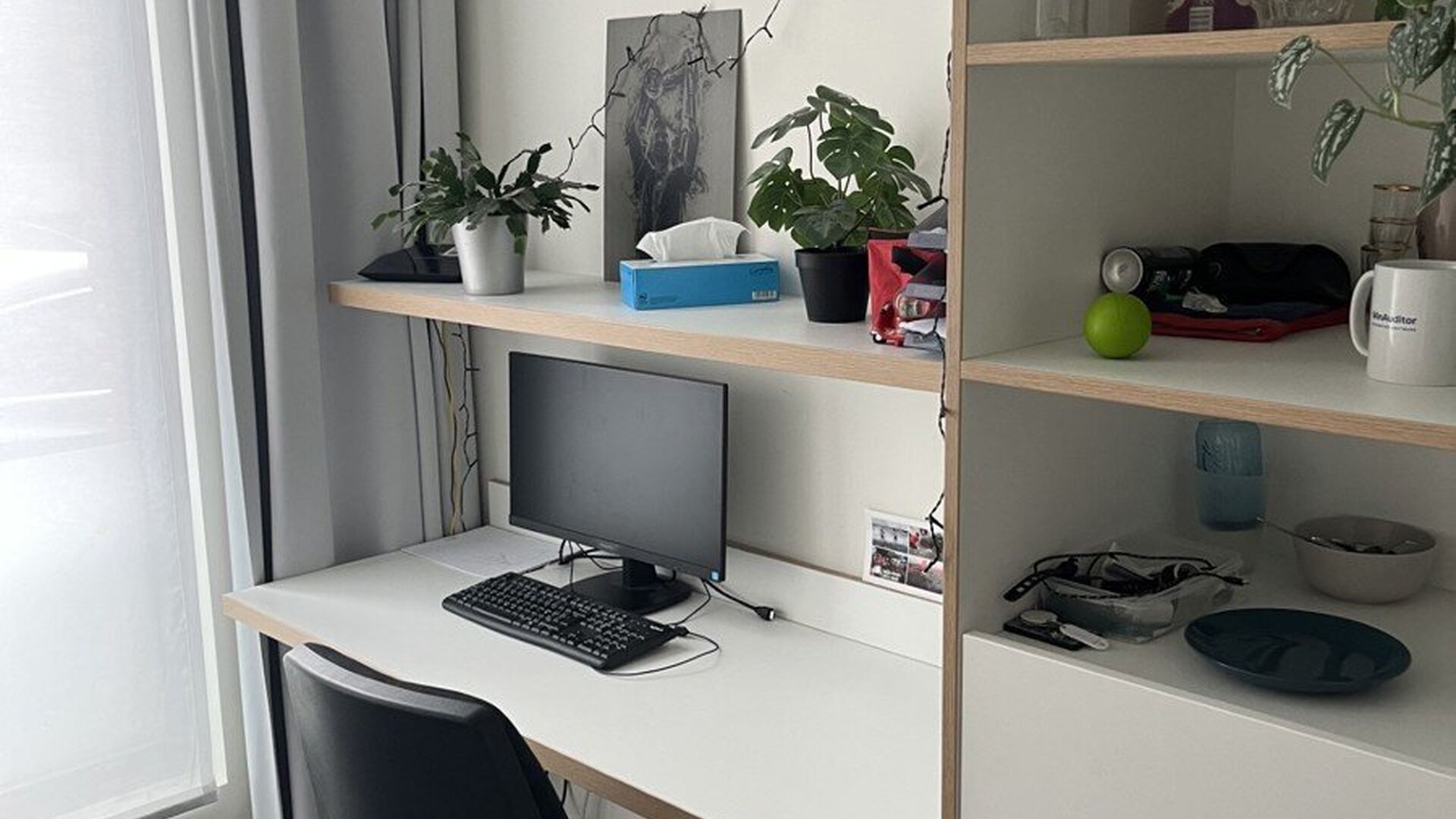 Last room with shared sanitary facilities available in a well-maintained student residence. This room is functionally furnished and offers a pleasant living and study environment.

The rented property includes the following utilities/services, which are s