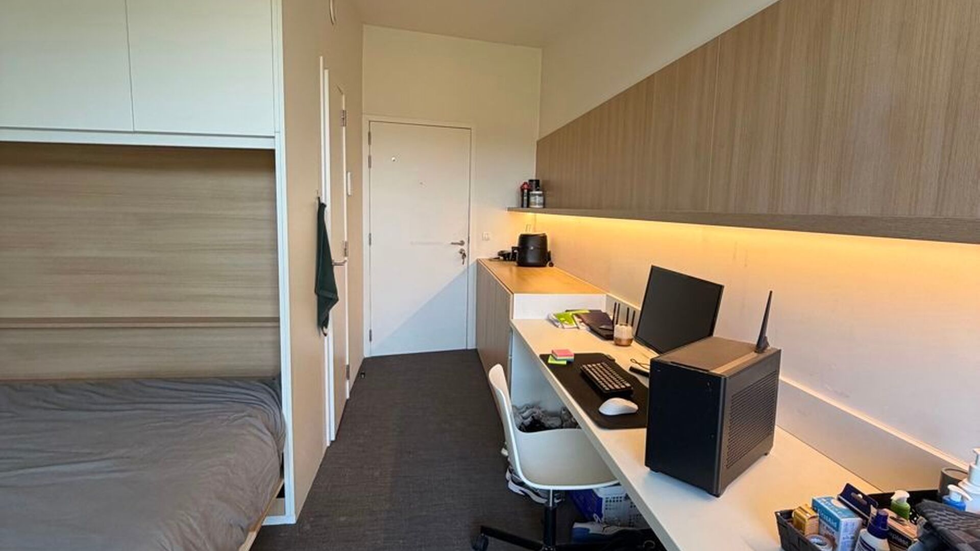 Welcome to this well-maintained and comfortable student room.

The room is for individual use only and is furnished with a bed, desk, chair, bookshelf, wardrobe, and blinds. It also has private sanitary facilities with shower and toilet, as well as hot an