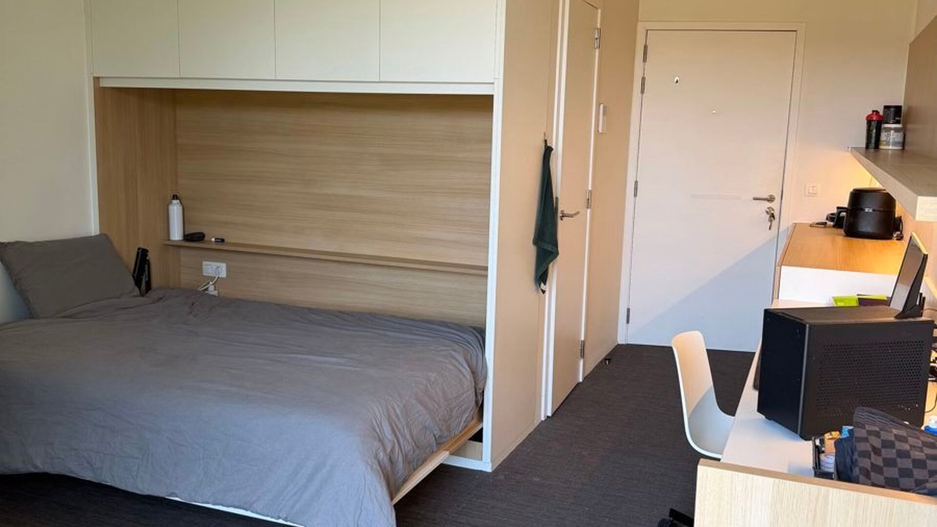 Welcome to this well-maintained and comfortable student room.

The room is for individual use only and is furnished with a bed, desk, chair, bookshelf, wardrobe, and blinds. It also has private sanitary facilities with shower and toilet, as well as hot an