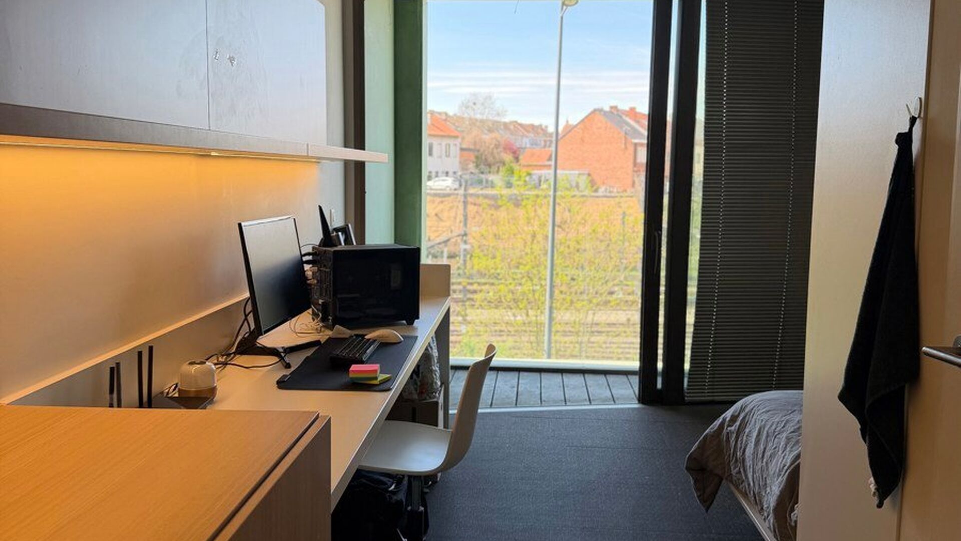 Welcome to this well-maintained and comfortable student room.

The room is for individual use only and is furnished with a bed, desk, chair, bookshelf, wardrobe, and blinds. It also has private sanitary facilities with shower and toilet, as well as hot an
