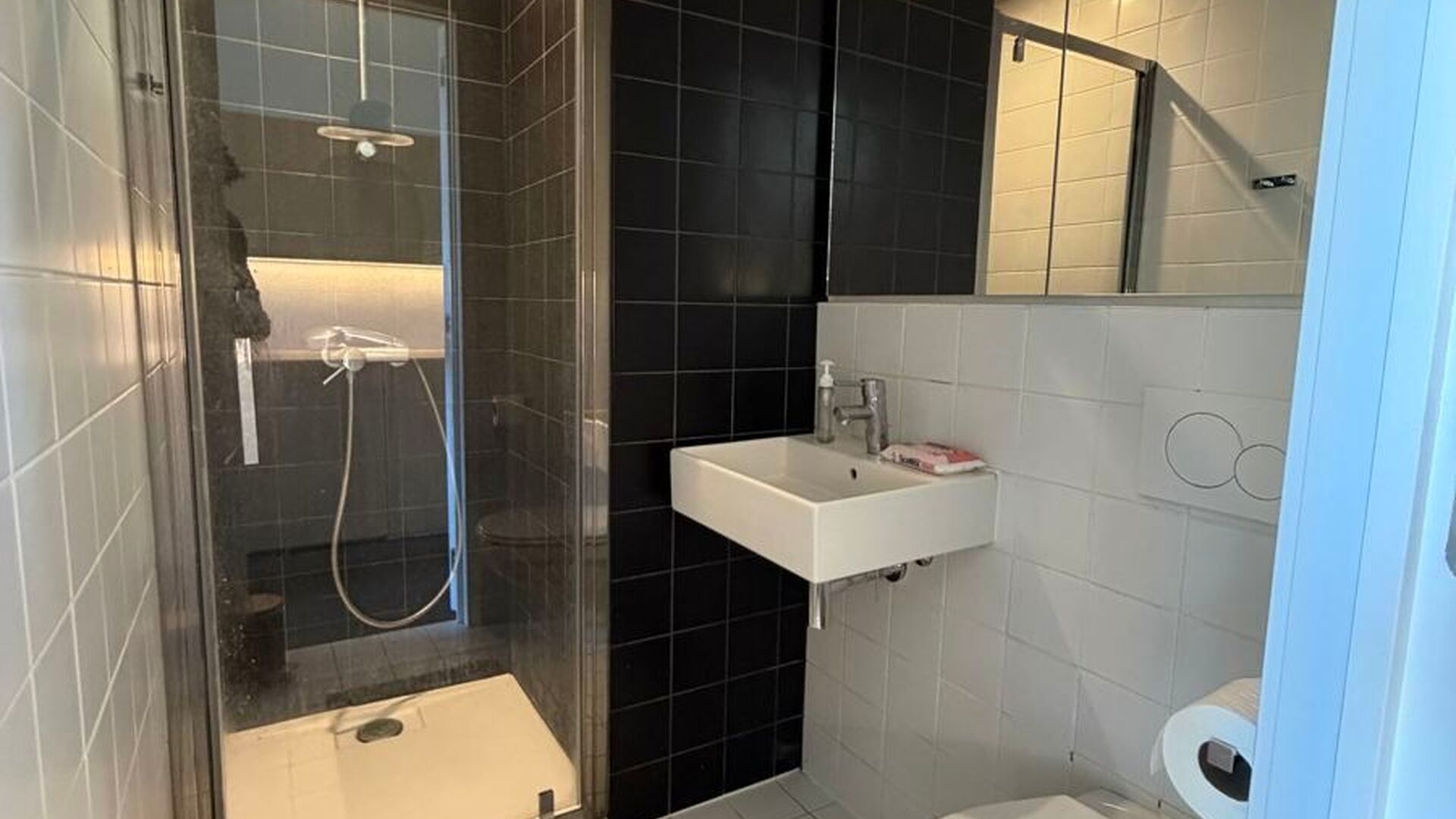 Welcome to this well-maintained and comfortable student room.

The room is for individual use only and is furnished with a bed, desk, chair, bookshelf, wardrobe, and blinds. It also has private sanitary facilities with shower and toilet, as well as hot an