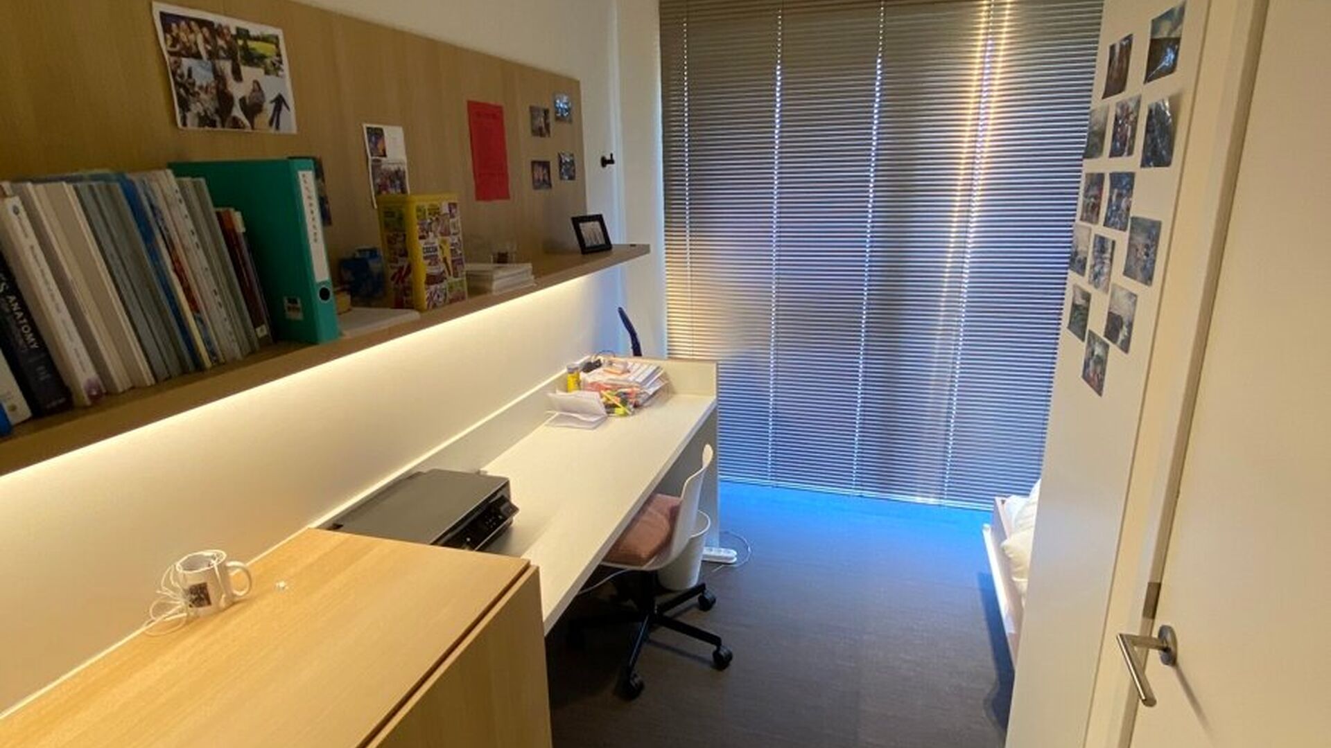 Welcome to this well-maintained and comfortable student room.

The room is for individual use only and is furnished with a bed, desk, chair, bookshelf, wardrobe, and blinds. It also features private sanitary facilities with shower and toilet, as well as h