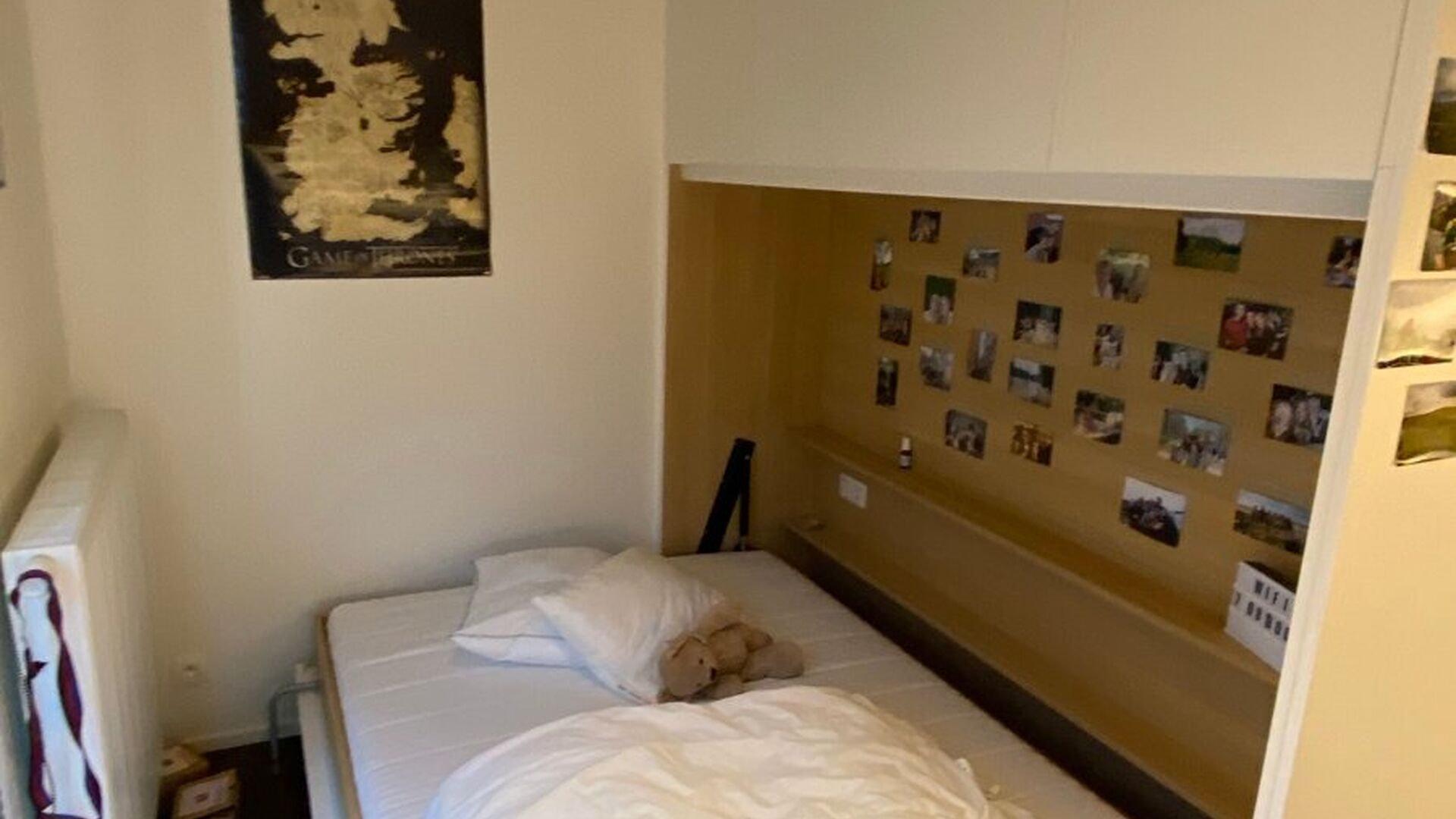 Welcome to this well-maintained and comfortable student room.

The room is for individual use only and is furnished with a bed, desk, chair, bookshelf, wardrobe, and blinds. It also features private sanitary facilities with shower and toilet, as well as h