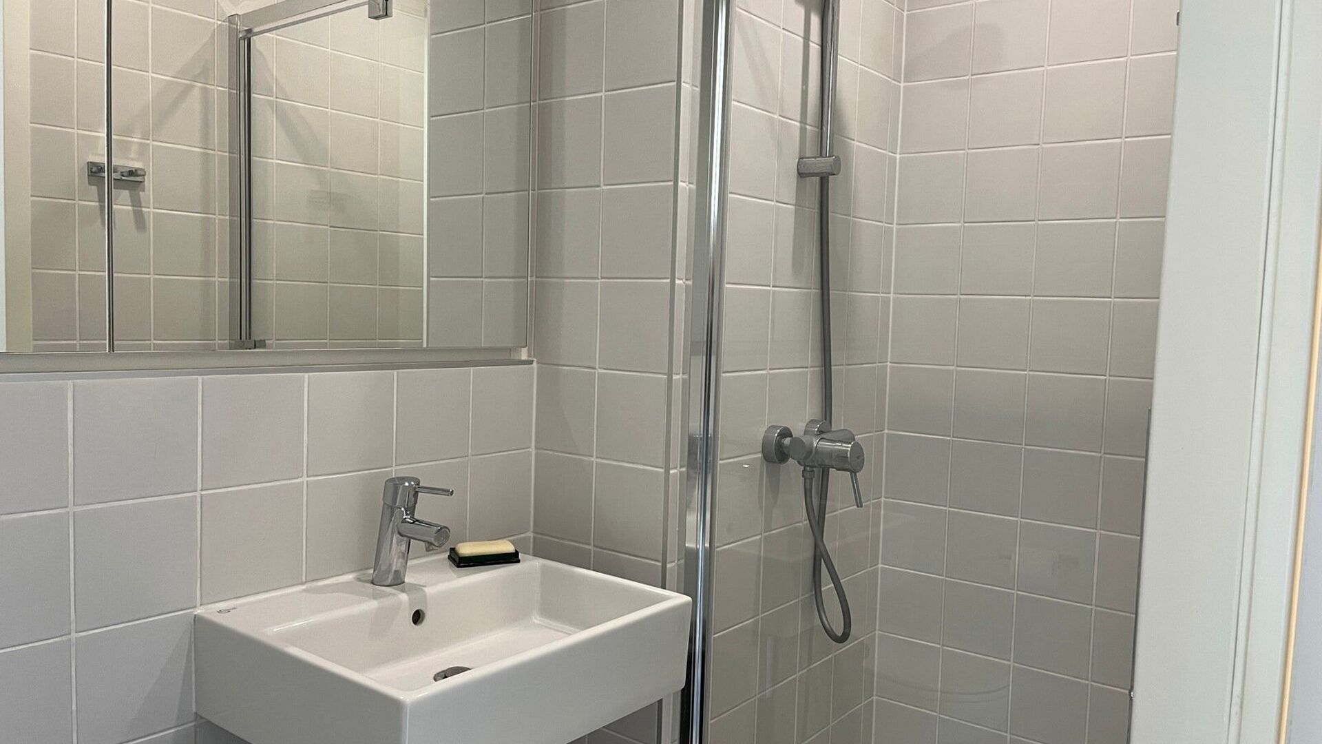 Student room located in a cozy student residence in a prime location. This room is furnished and has private sanitary facilities (shower and toilet).

The rented property includes the following utilities/services, which are shared with other residents: a 