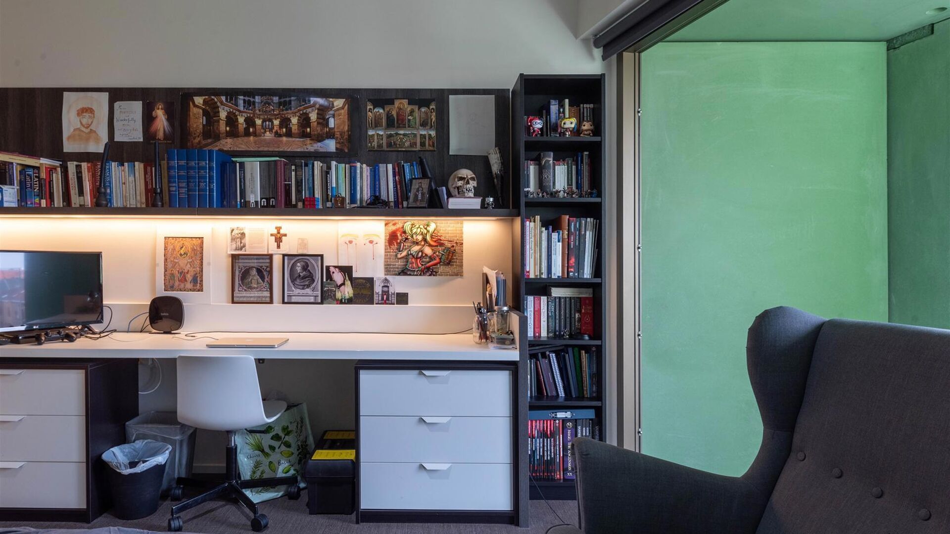 Welcome to this well-maintained and comfortable student room.

The room is for individual use only and is furnished with a bed, desk, chair, bookshelf, wardrobe, and blinds. Additionally, the room features private bathroom facilities including a shower an