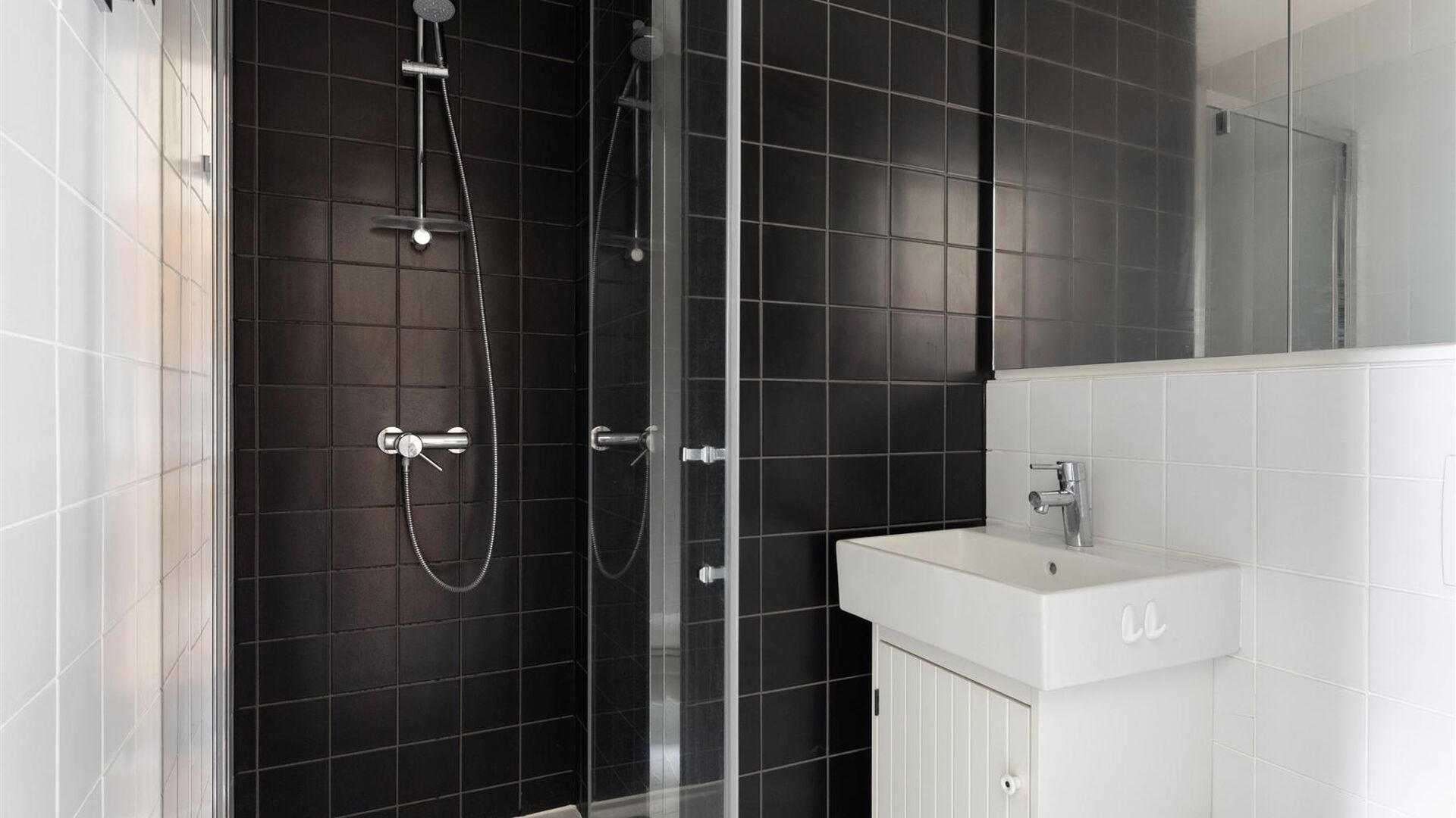 Welcome to this well-maintained and comfortable student room.

The room is for individual use only and is furnished with a bed, desk, chair, bookshelf, wardrobe, and blinds. Additionally, the room features private bathroom facilities including a shower an