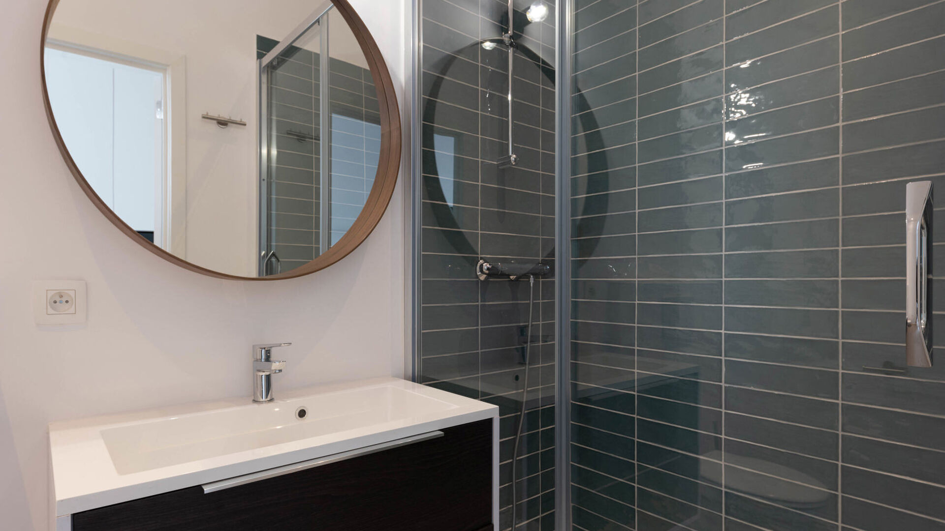 FOR THE CURRENT ACADEMIC YEAR (until 09/09/2026) & FOR STUDENTS ONLY
This student room, located on the ground floor, offers a comfortable and practical living space for students looking for a place of their own. With private sanitary facilities, includin