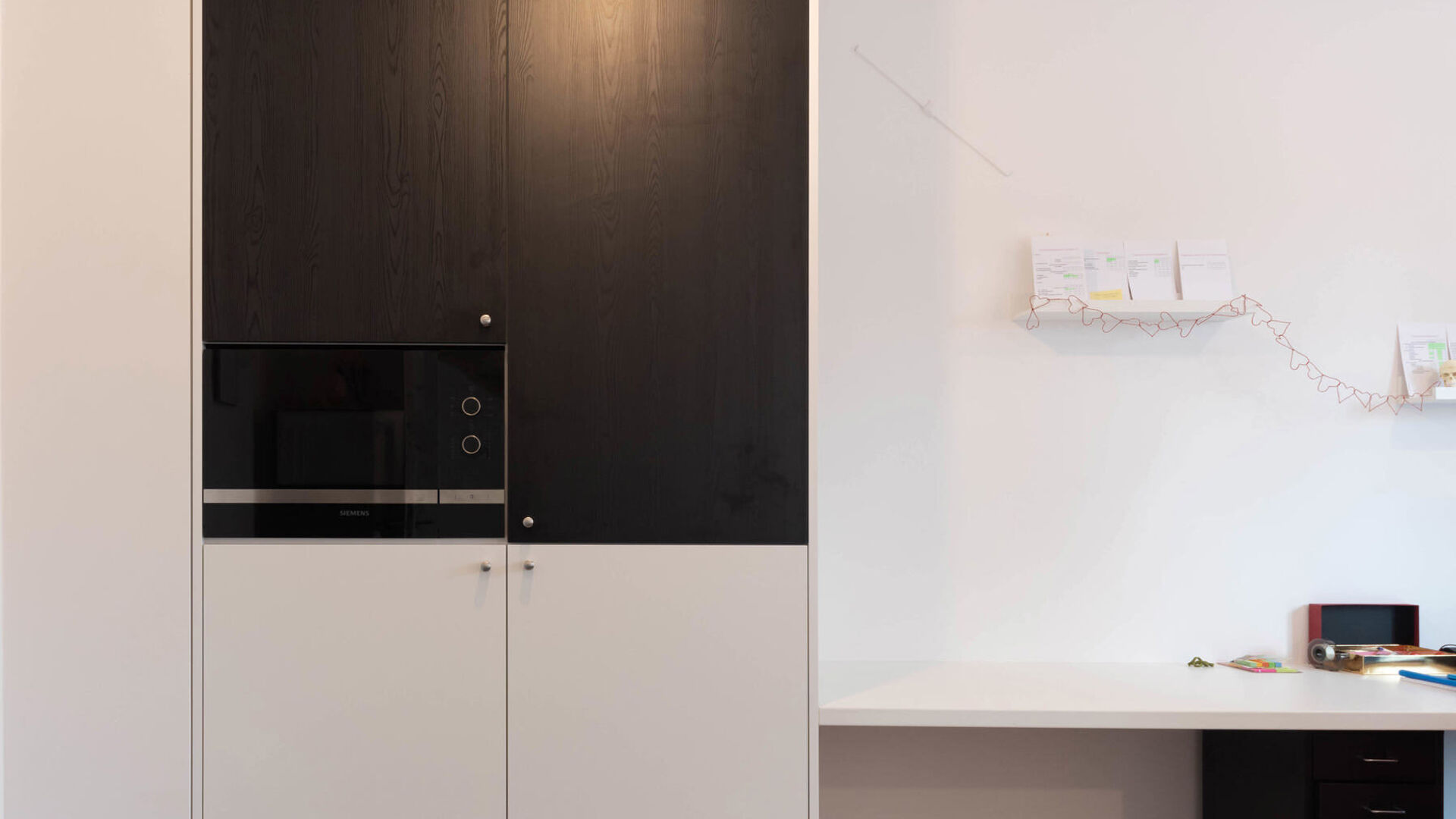 FOR STUDENTS ONLY
This student room, located on the ground floor, offers a comfortable and practical living space for students looking for a place of their own. With private sanitary facilities, including a shower, washbasin, and toilet, you can enjoy th
