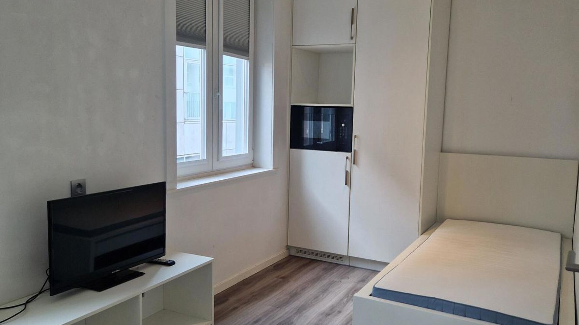 FOR THE CURRENT ACADEMIC YEAR (until 09/09/2026) – STUDENTS ONLY
This small-scale student residence, located near the Lei and the Fish Market, has one student room still available. Situated on the second floor, this room offers a comfortable and practi
