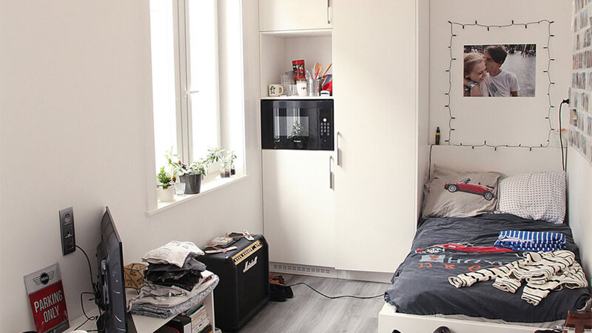 FOR THE CURRENT ACADEMIC YEAR (until 09/09/2026) – STUDENTS ONLY
This small-scale student residence, located near the Lei and the Fish Market, has one student room still available. Situated on the second floor, this room offers a comfortable and practi